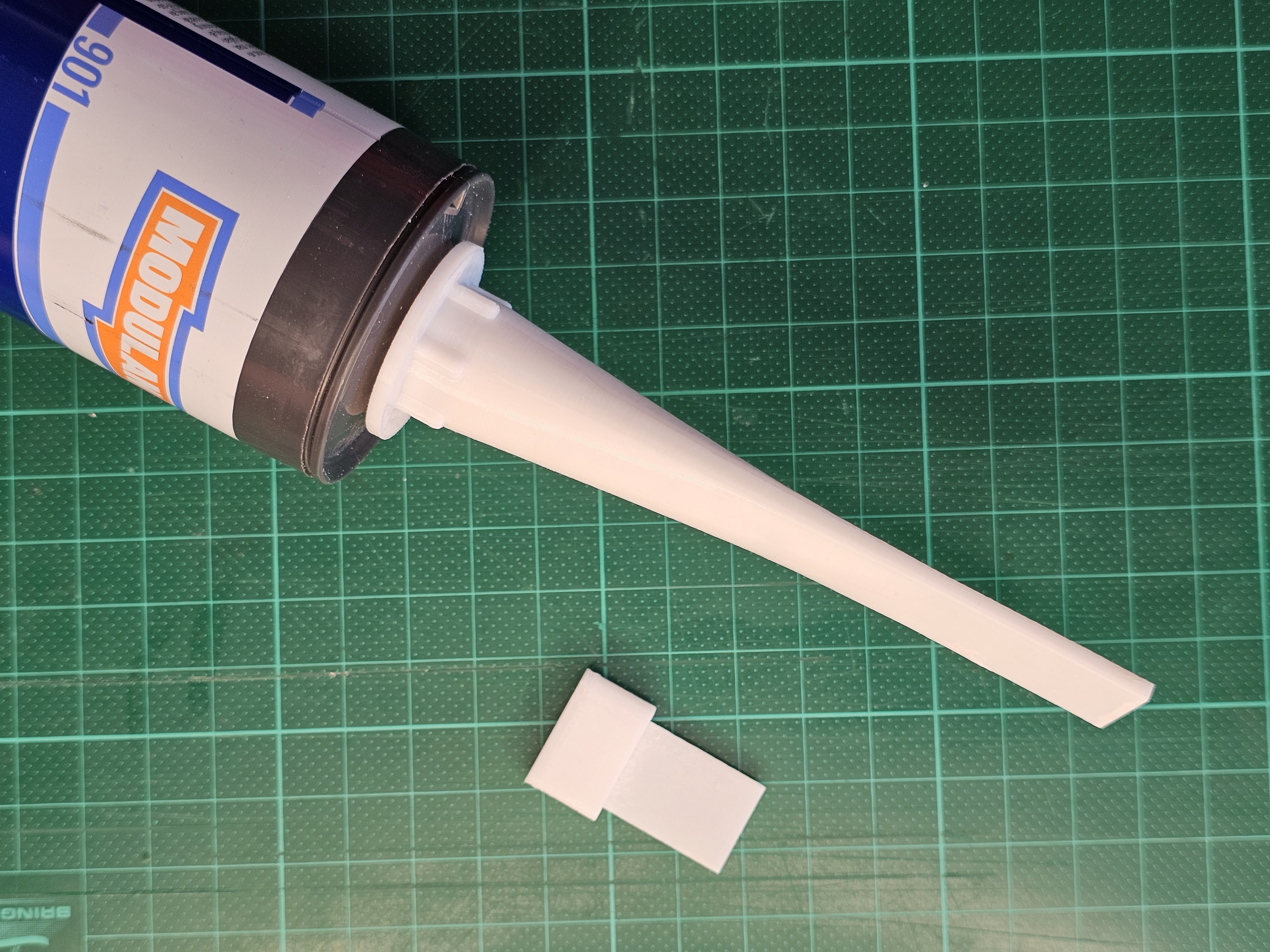 Flattened silicon / construction adhesive nozzle