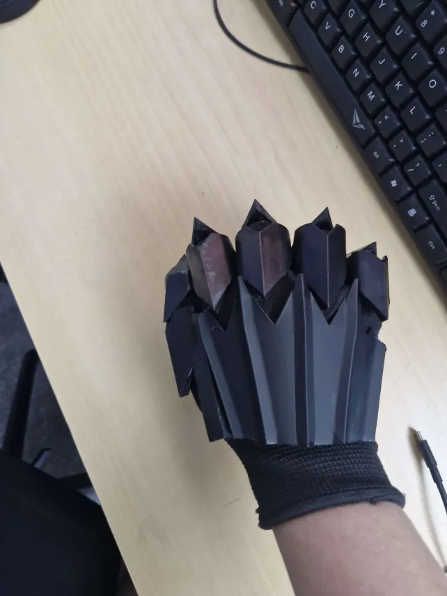 Simple medieval gauntlet — miniatura 2