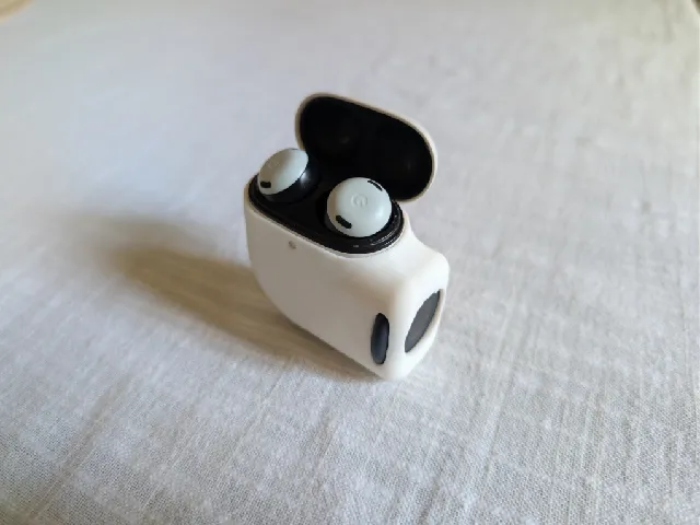 Pixel Buds Pro + Moto Tag Tracker Case