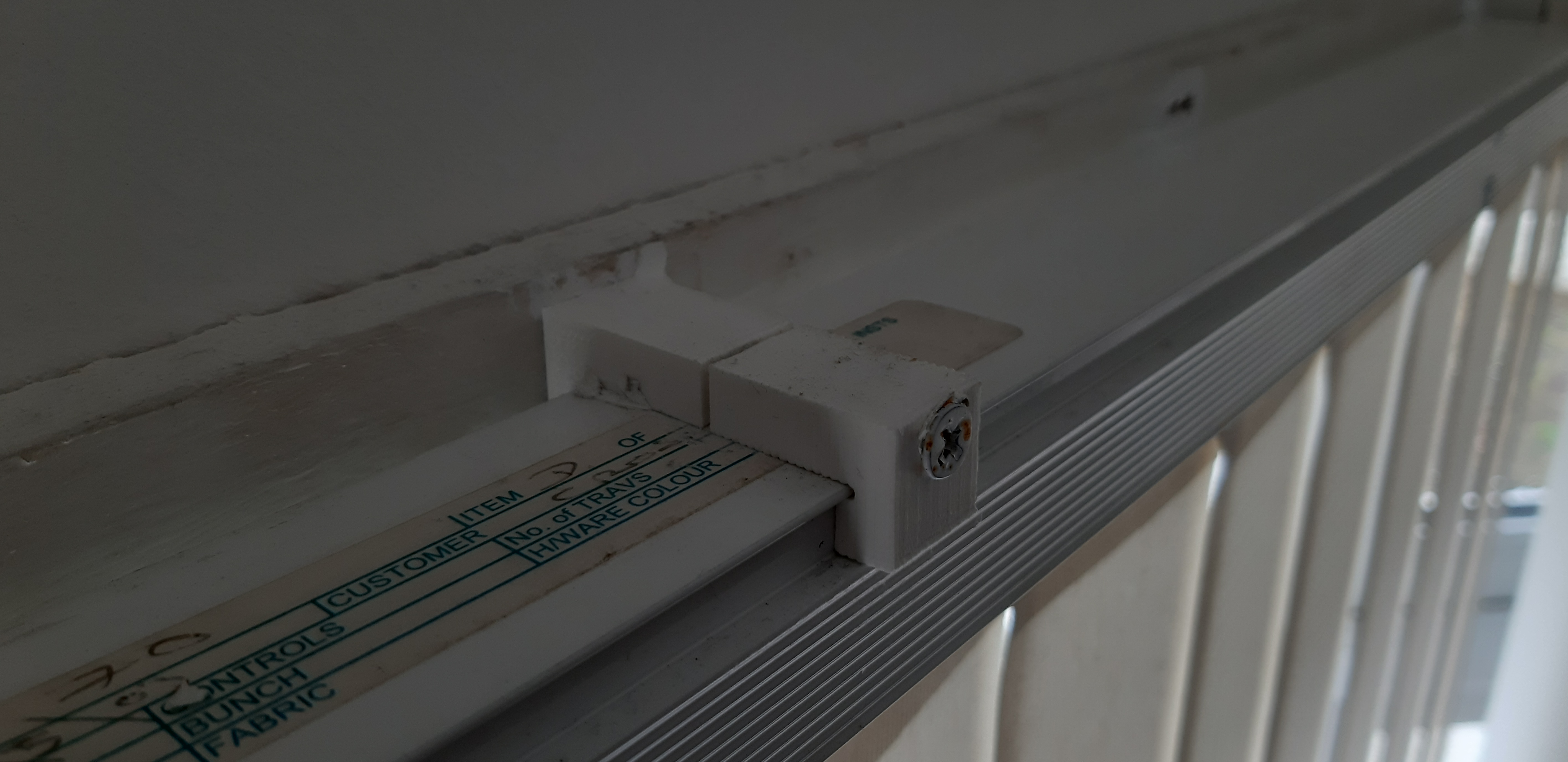 Vertical blind facefix bracket