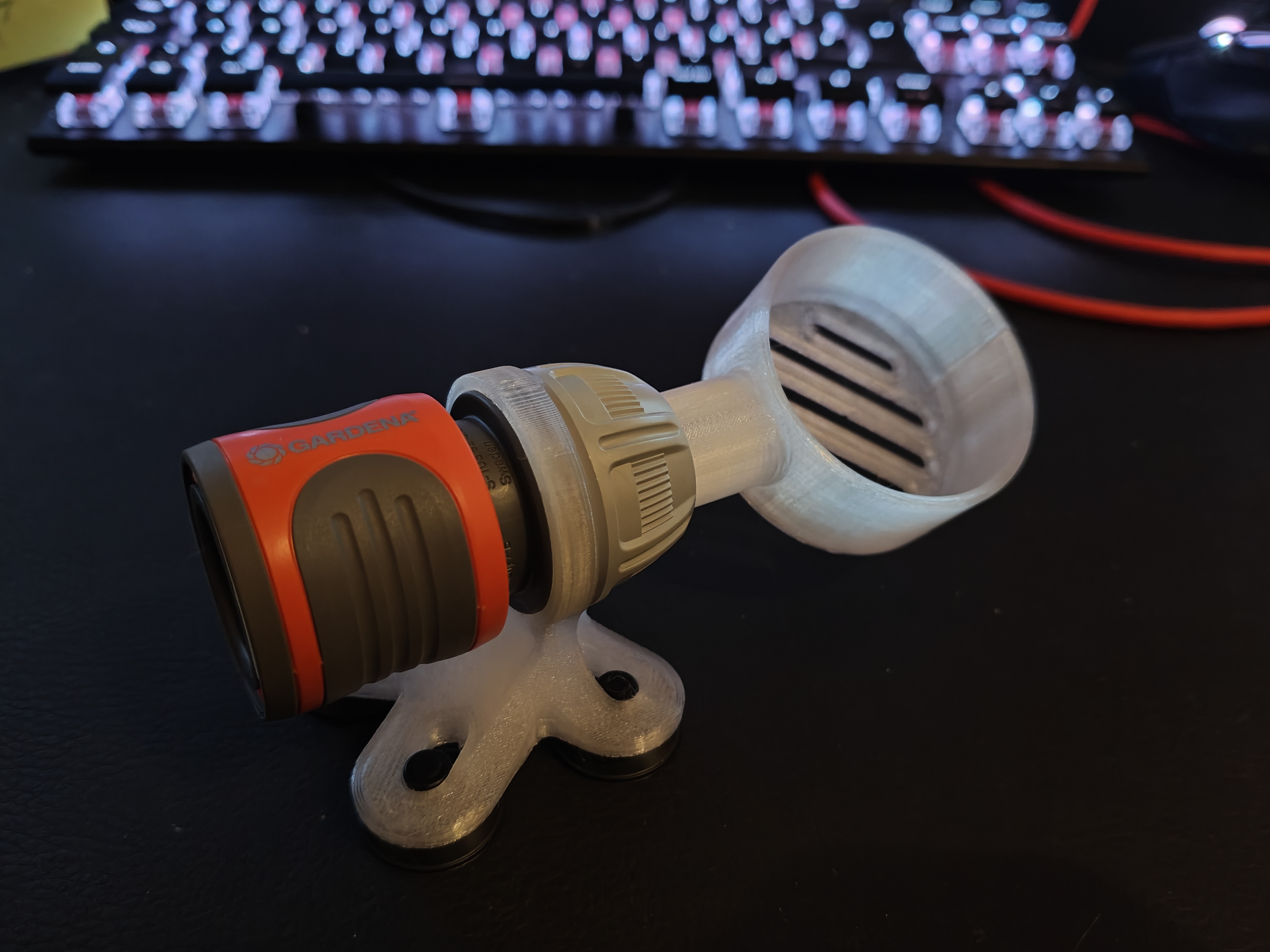 Suction Cup mounted Gardena Outlet for Waterchange