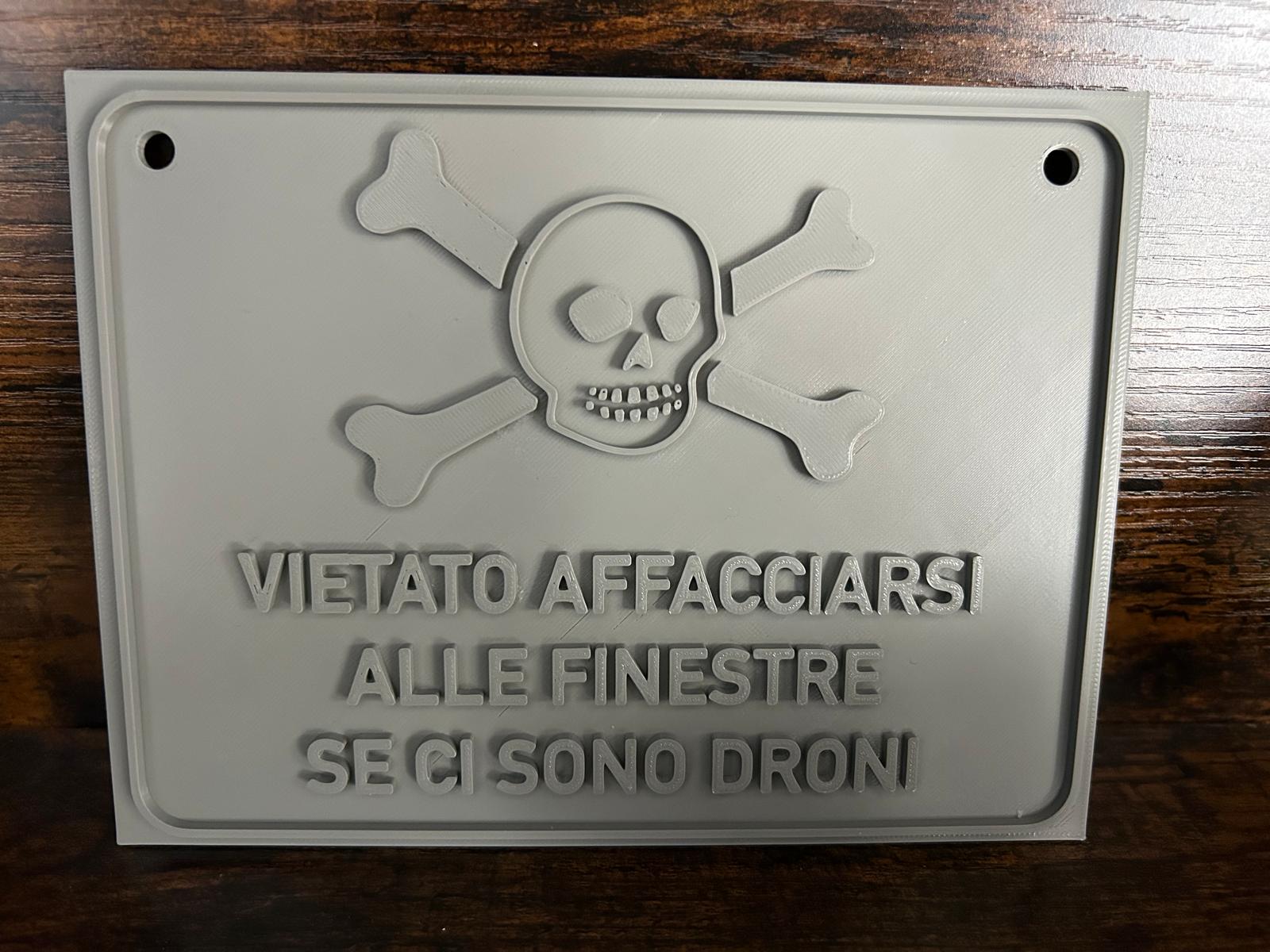 Vietato affacciarsi: presenza droni - Do Not Lean Out: Drones in the Area