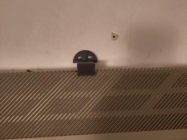 Atari wall mount securing latch
