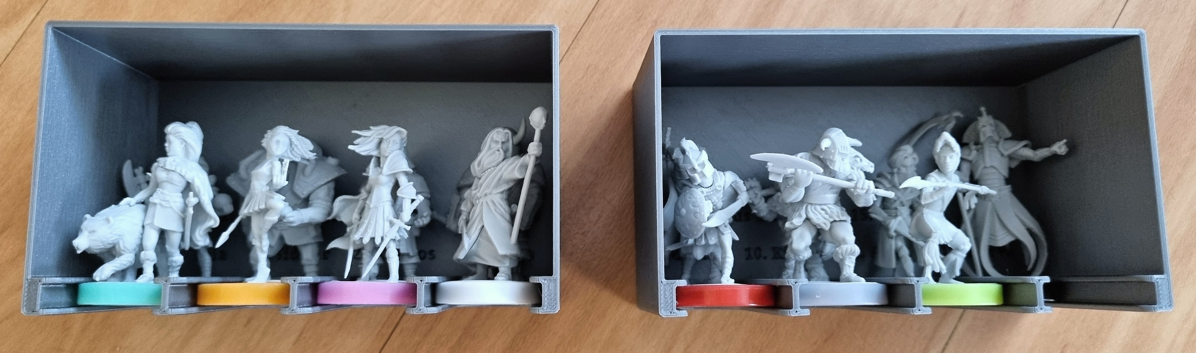 Karak - figurine holder / držák figurek