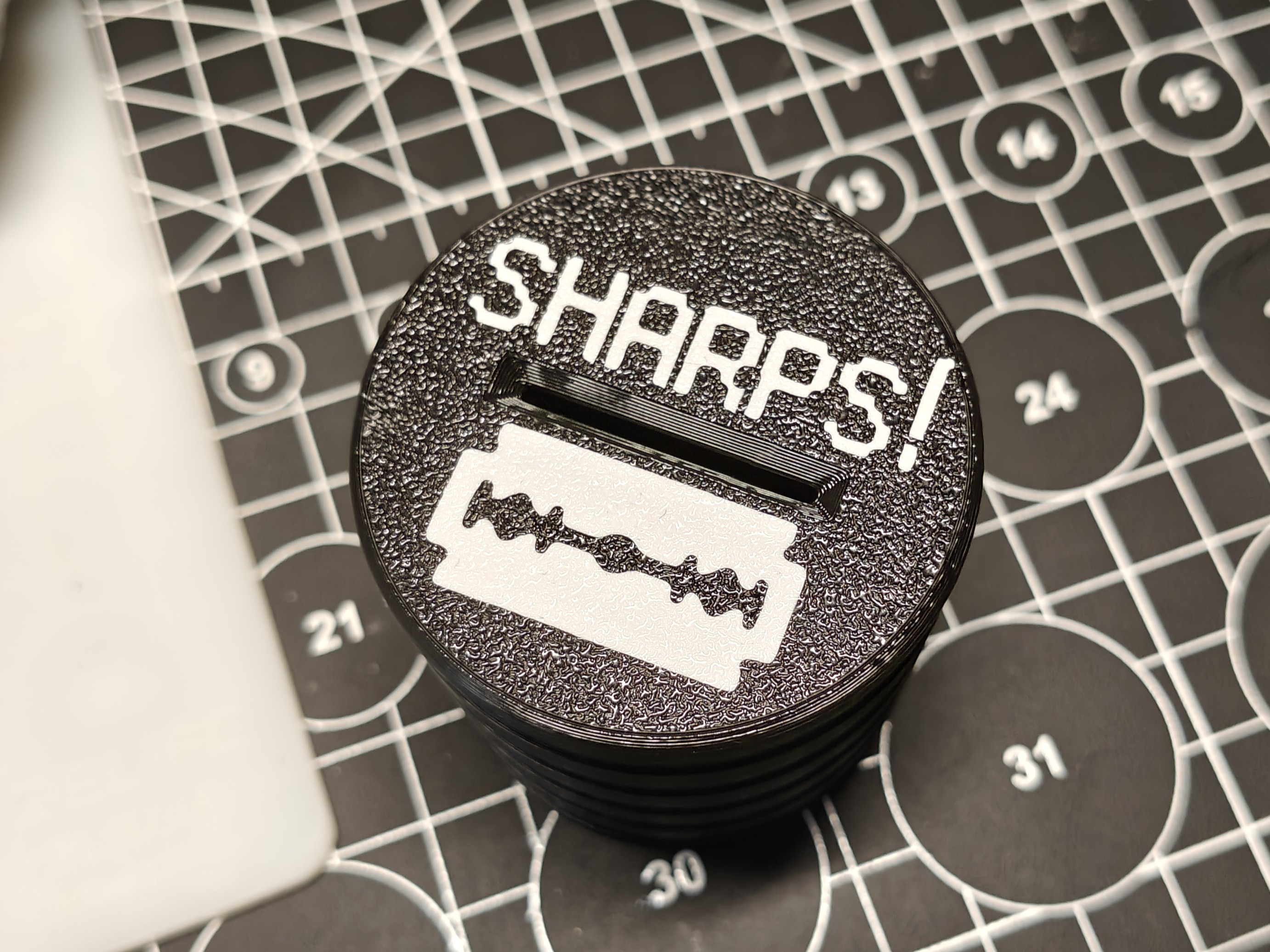 DE Safety Razor Blade Disposal Lid with text and image