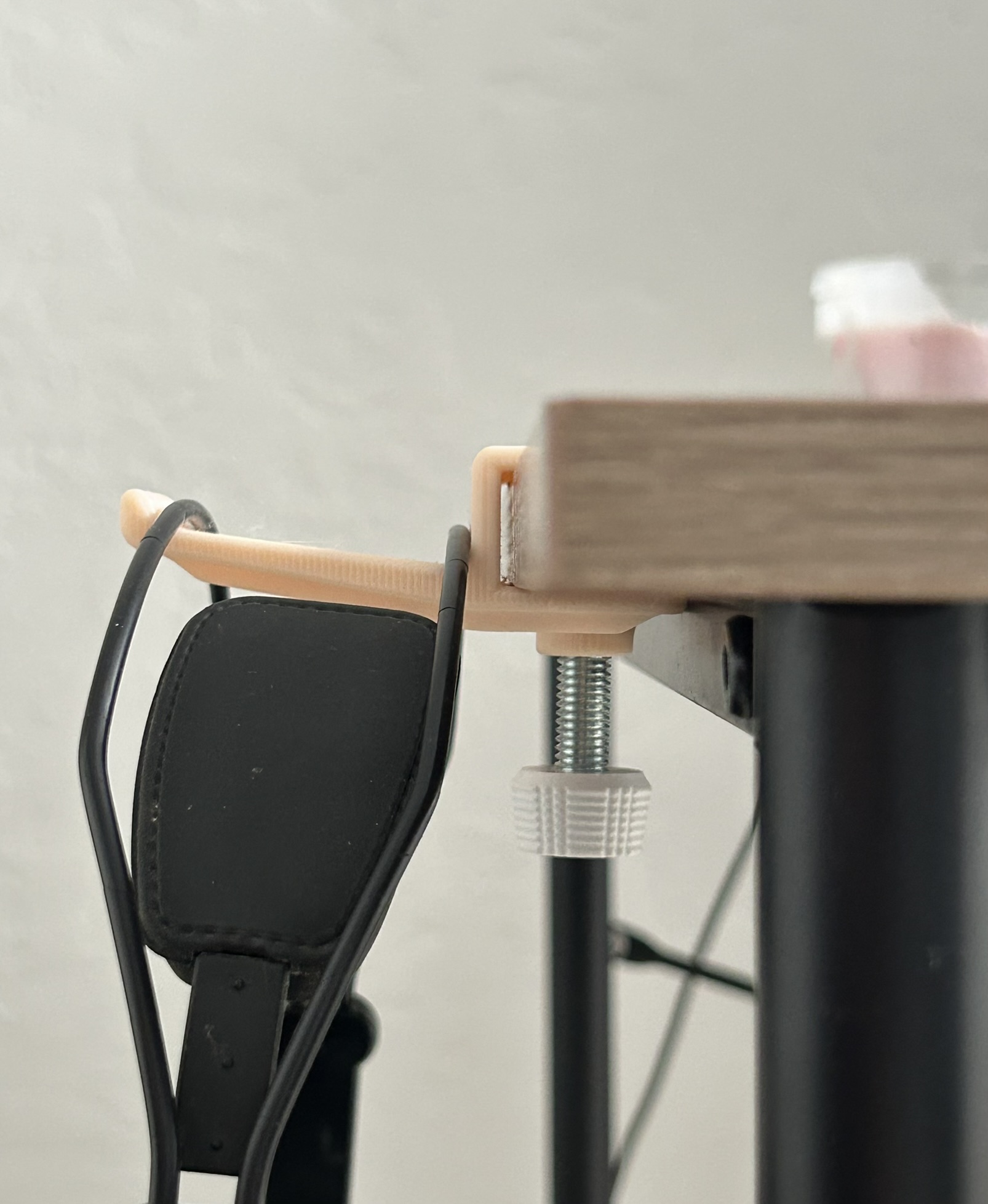 Headphone holder/hanger
