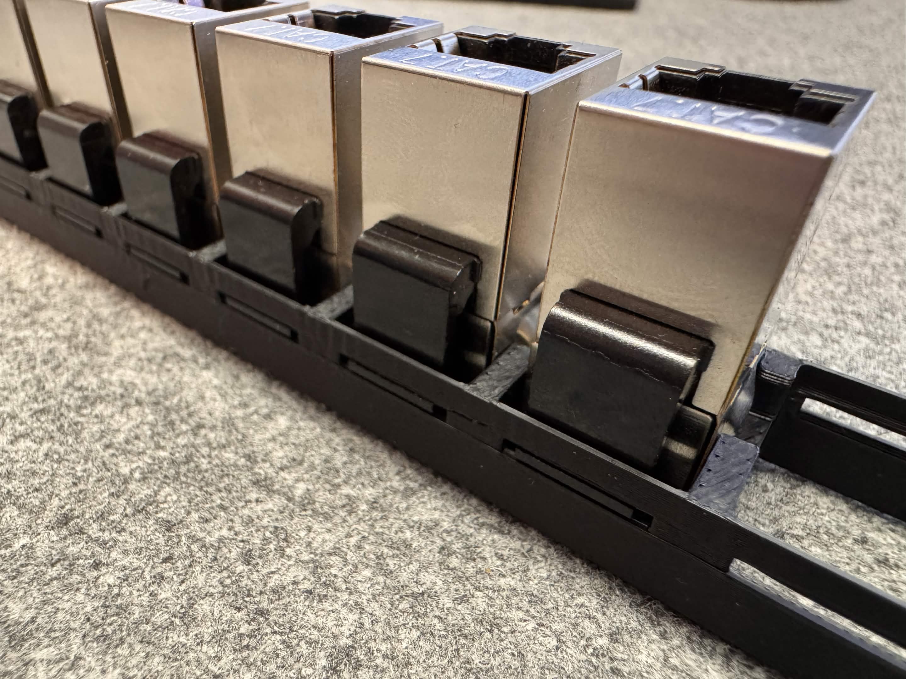3D Printable 0.5U Keystone Patch Panel — miniatura 3