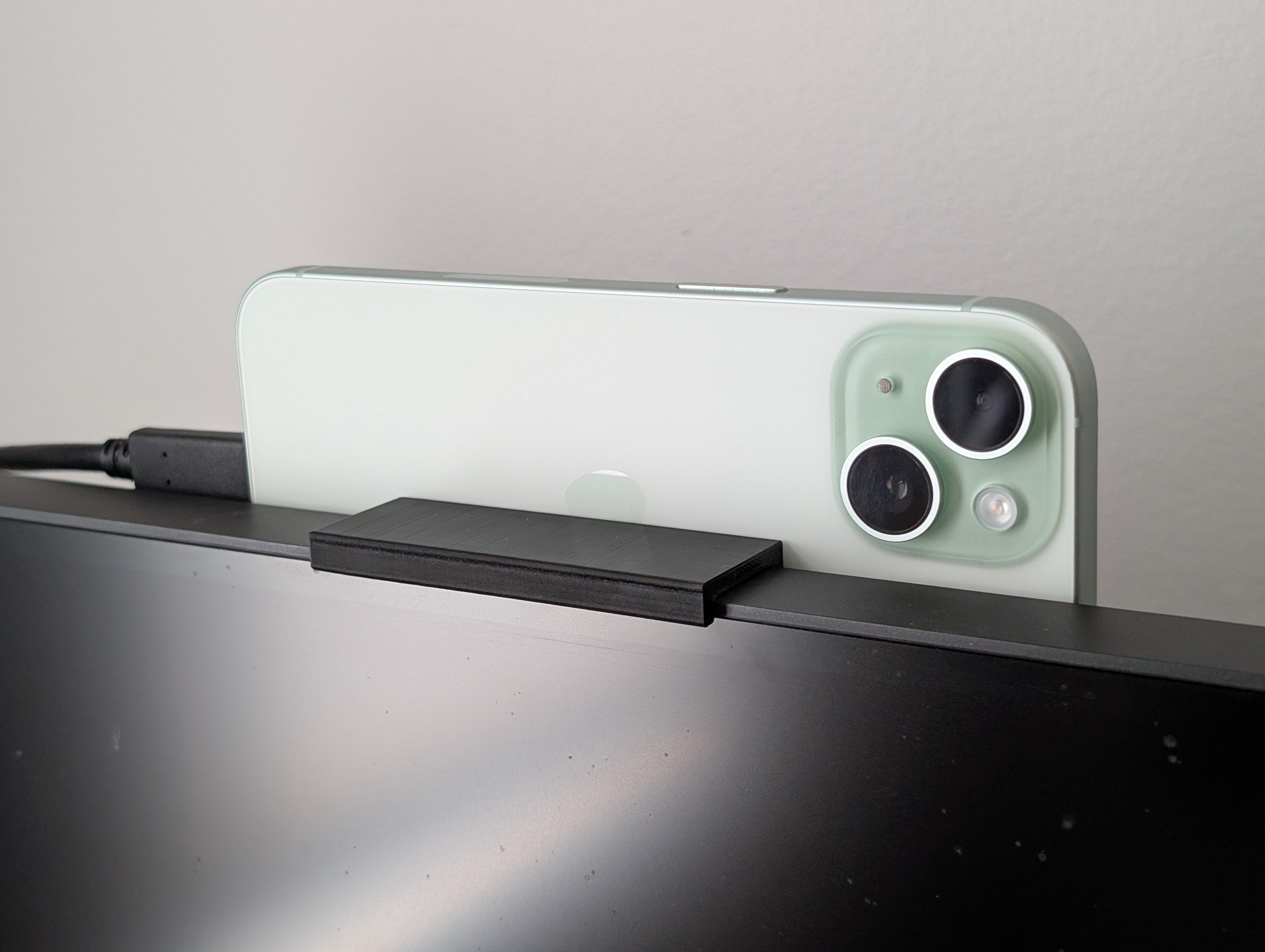 iPhone 15 webcam mount