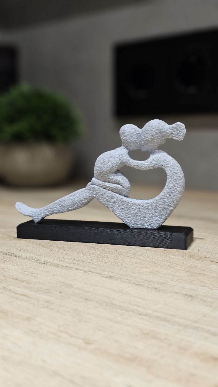 Escultura minimalista madre e hijo/a
