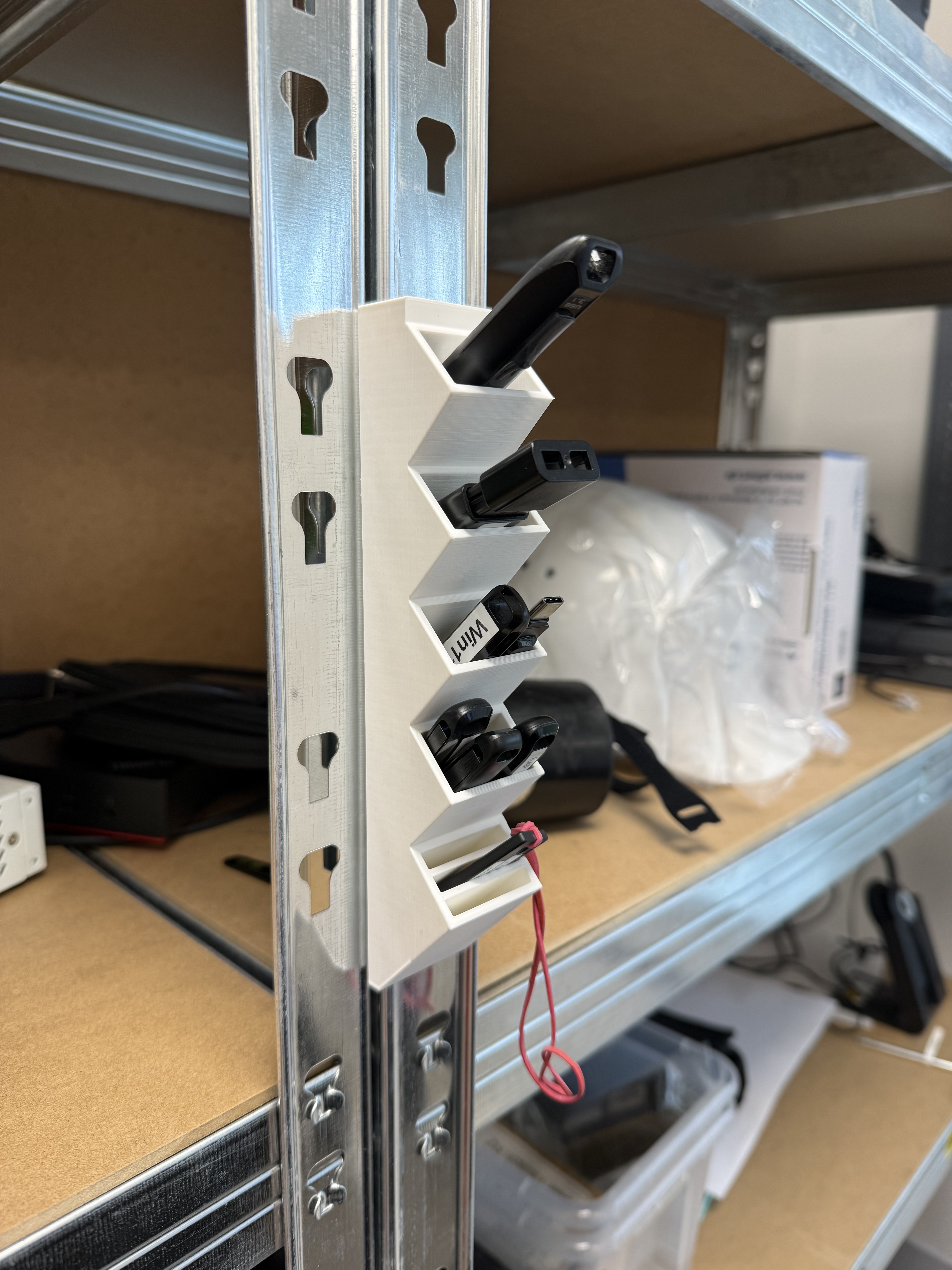 magnetic USB holder / Magnetischer USB Halter