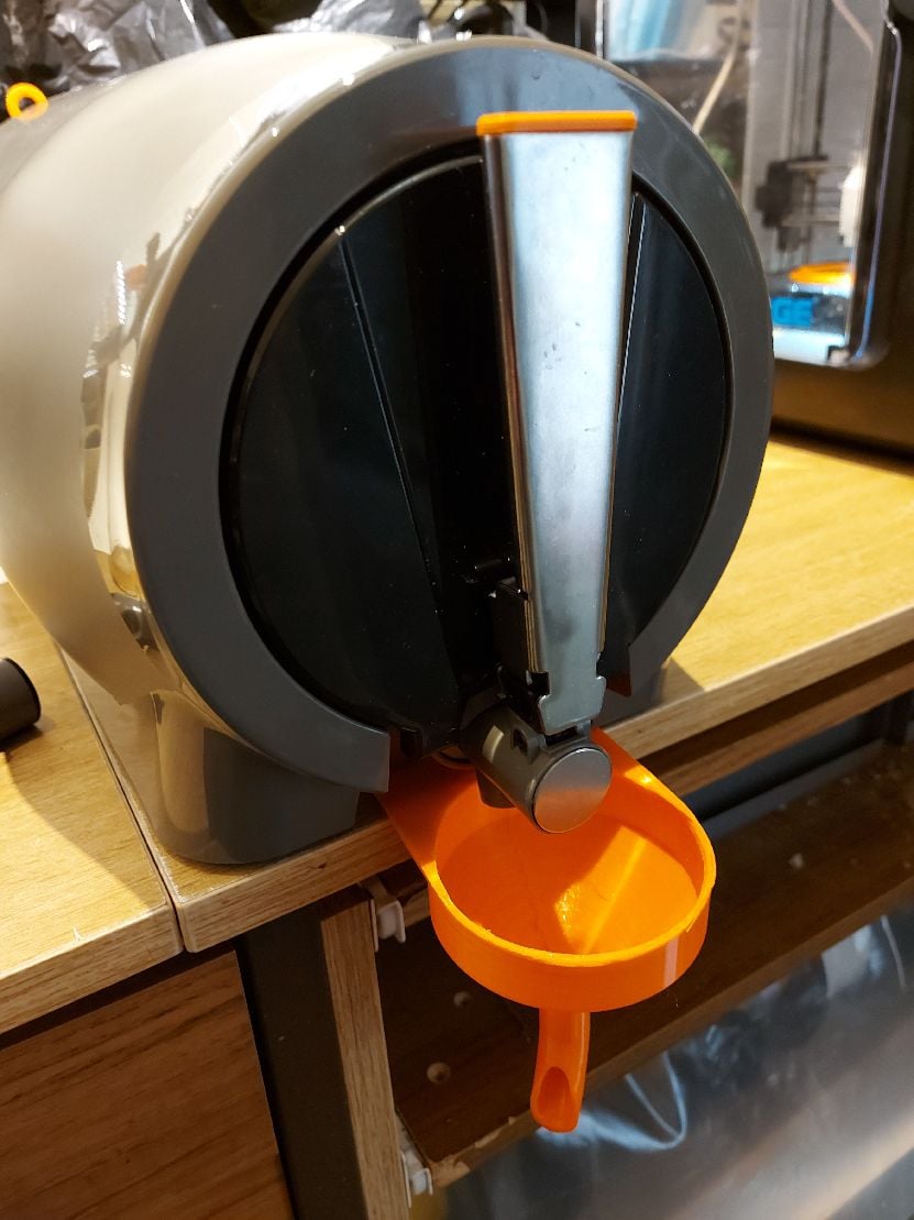 Hands free beer funnel for Pinter