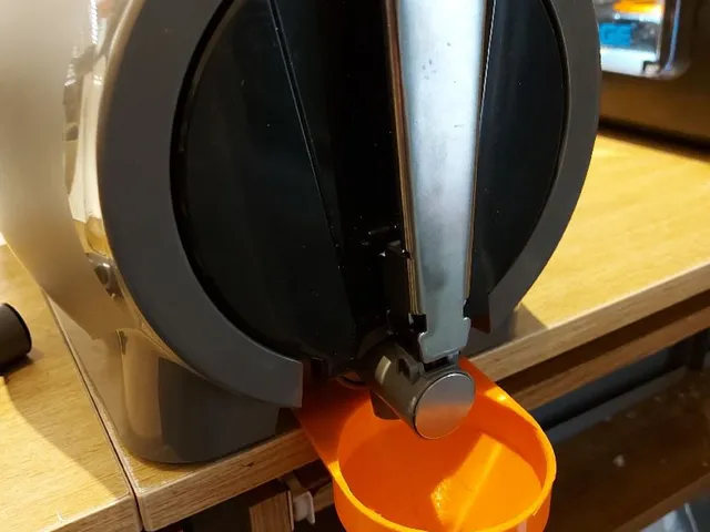 Hands free beer funnel for Pinter