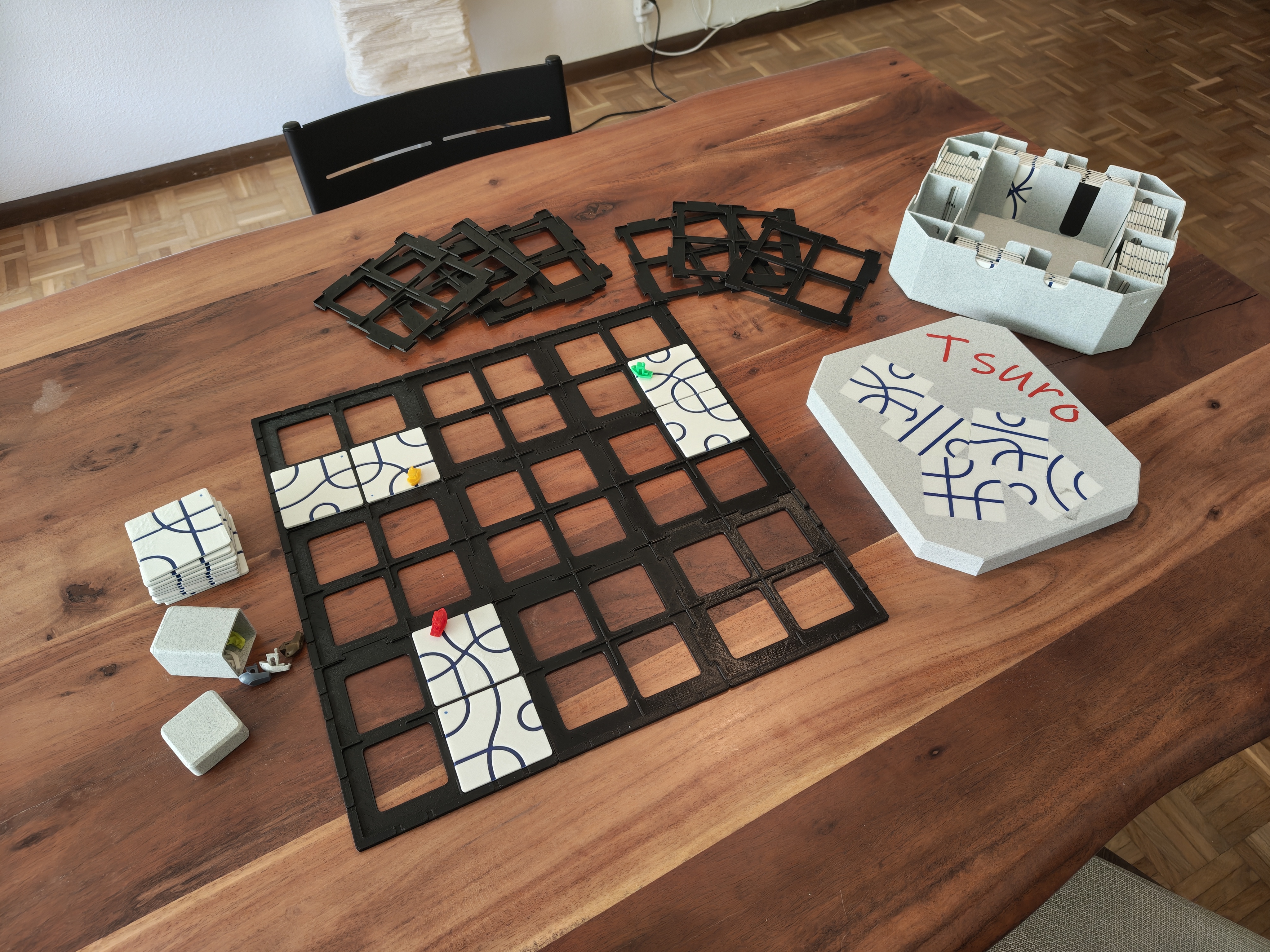 Tsuro Board game wiht Box