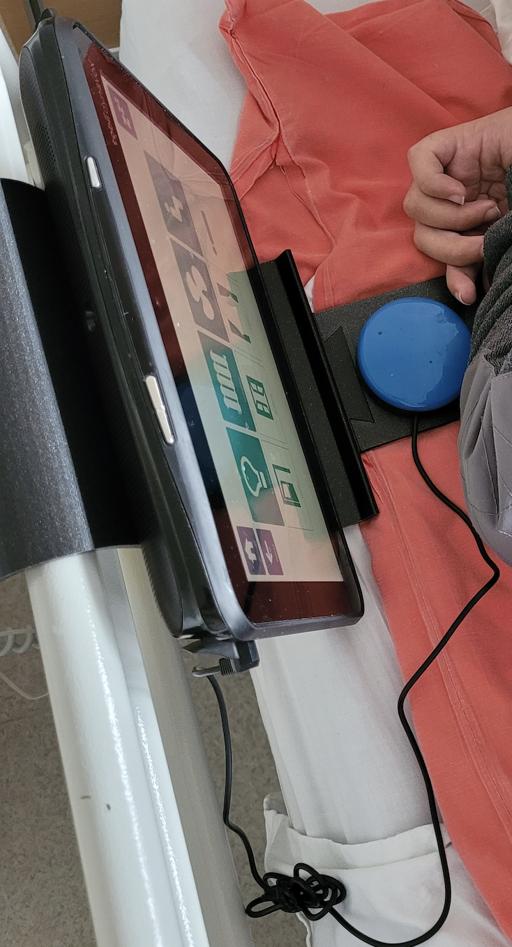 Support pour tablette de communication au lit pour une personne en situation de handicap