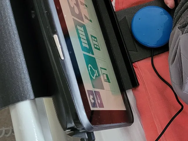 Support pour tablette de communication au lit pour une personne en situation de handicap