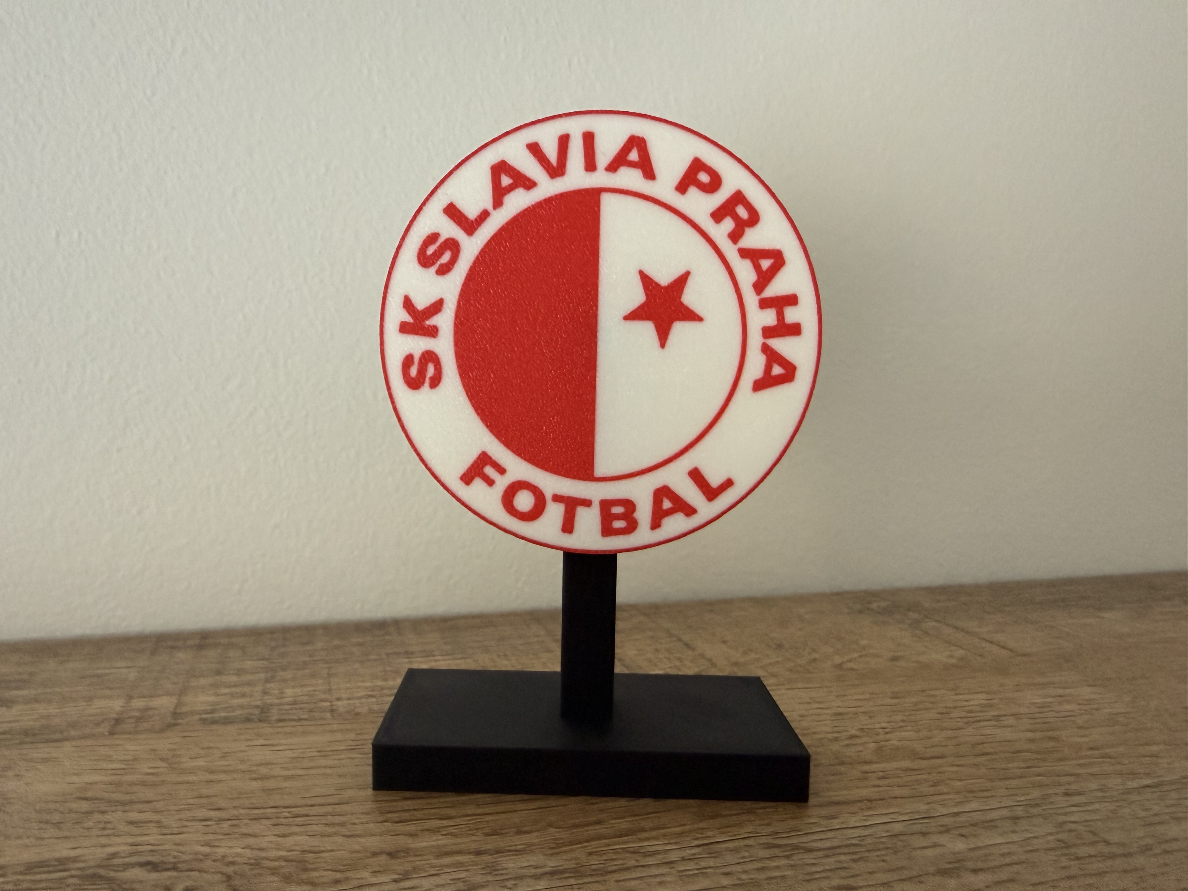 Logo Slavia Praha na podstavci