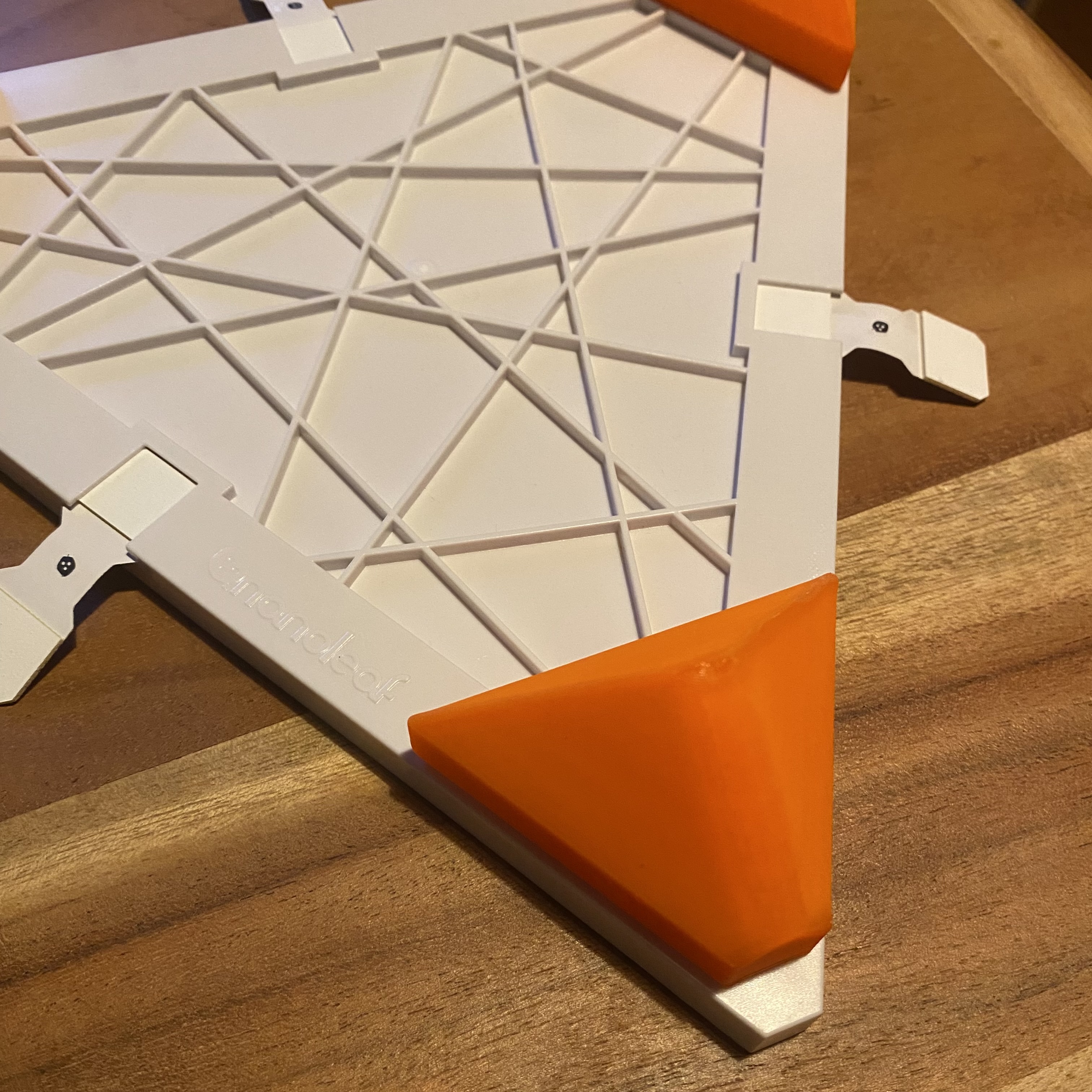 Corner bracket for nanoleaf panel