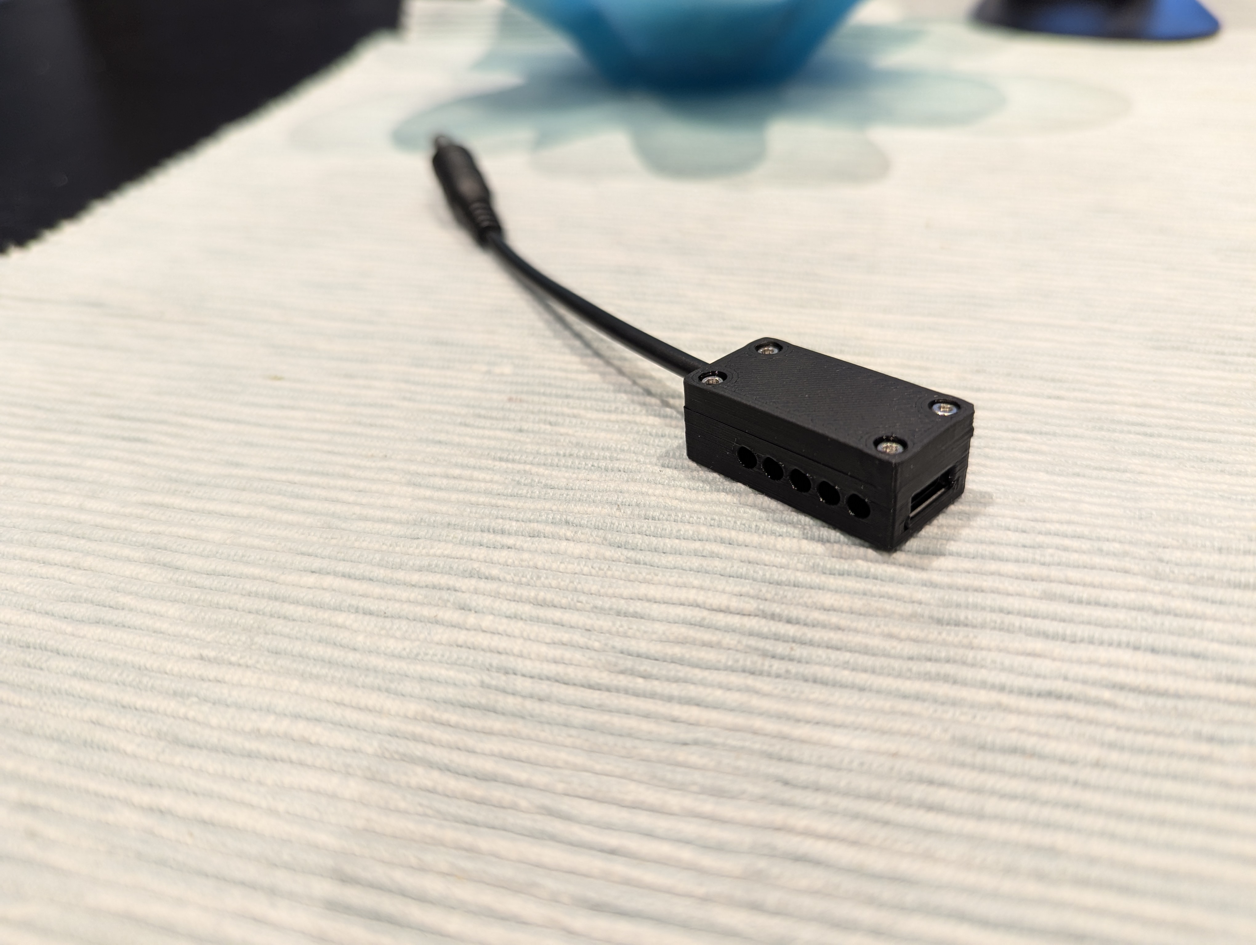 Housing for (cabled) USB type C fixed voltage trigger