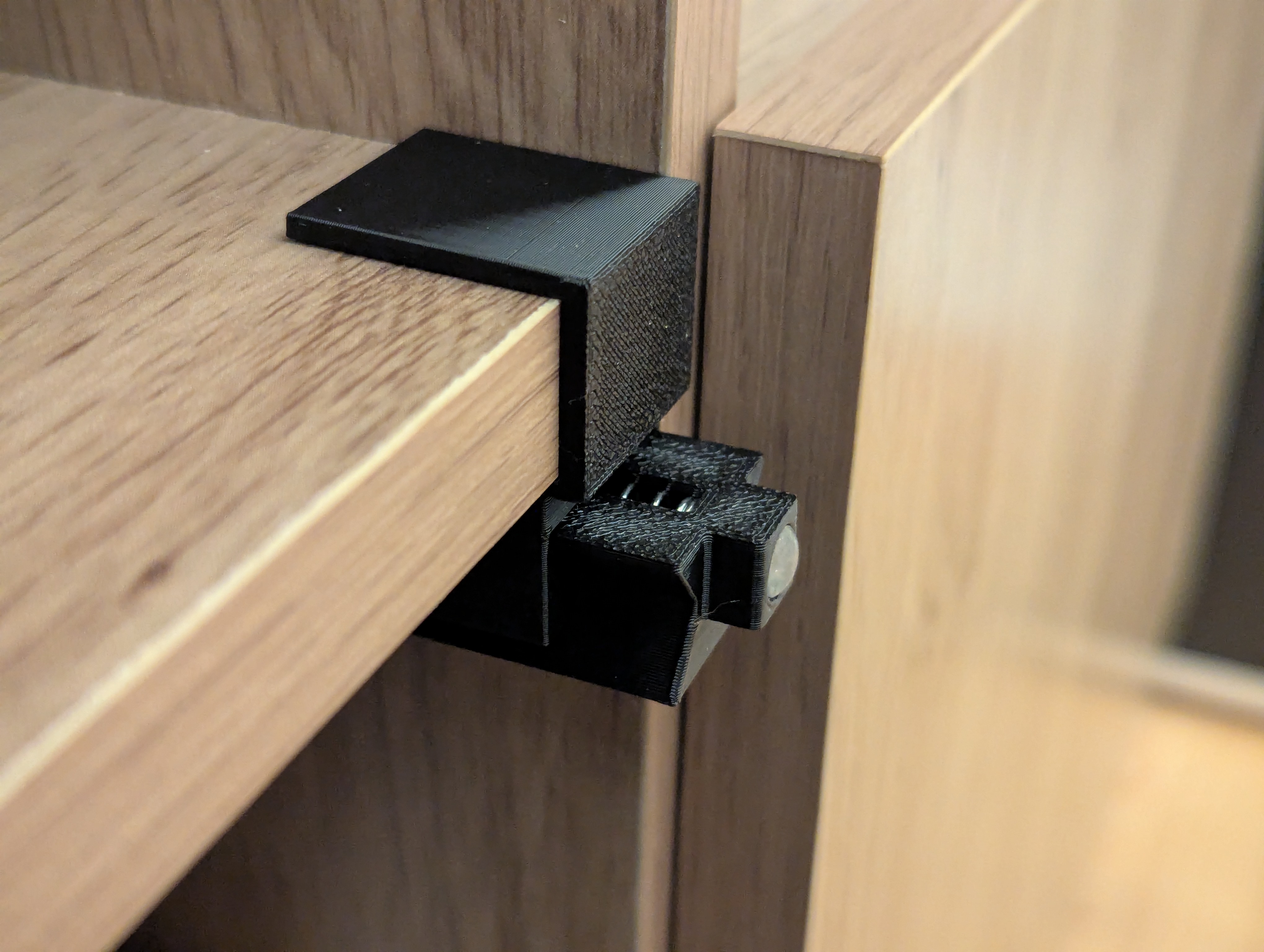 Universal Tip‑to‑Open Mechanism