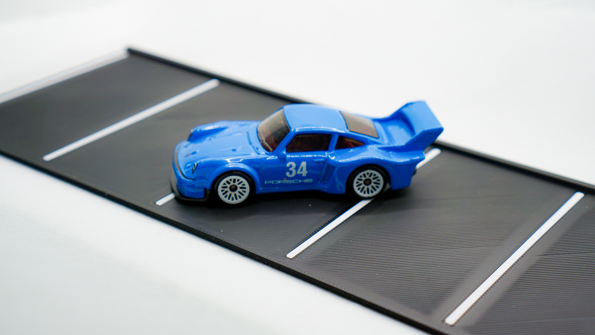 Parking Lot (5 Stalls) - 1:64 Scale Diorama — thumbnail 12