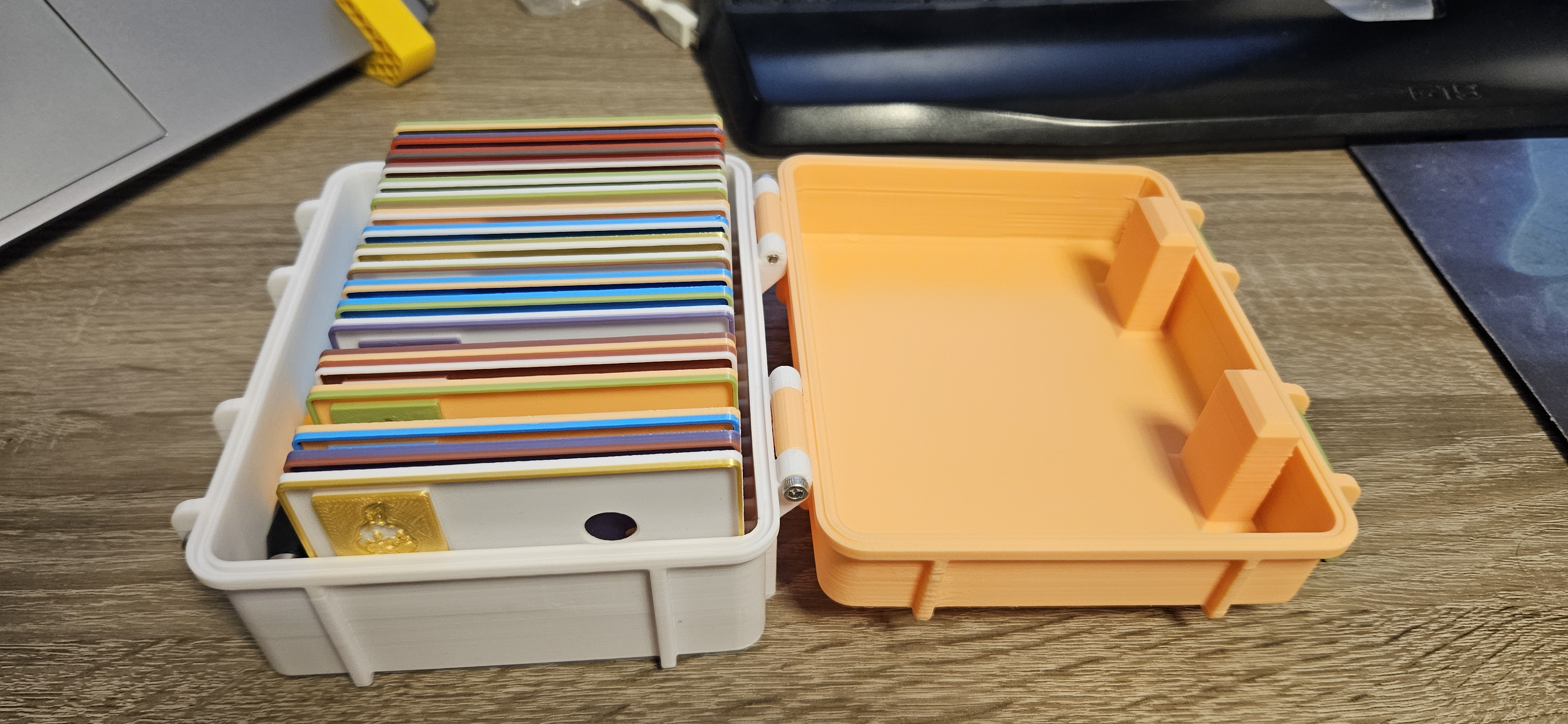 Edurino Rugged Box für Karten + Stift