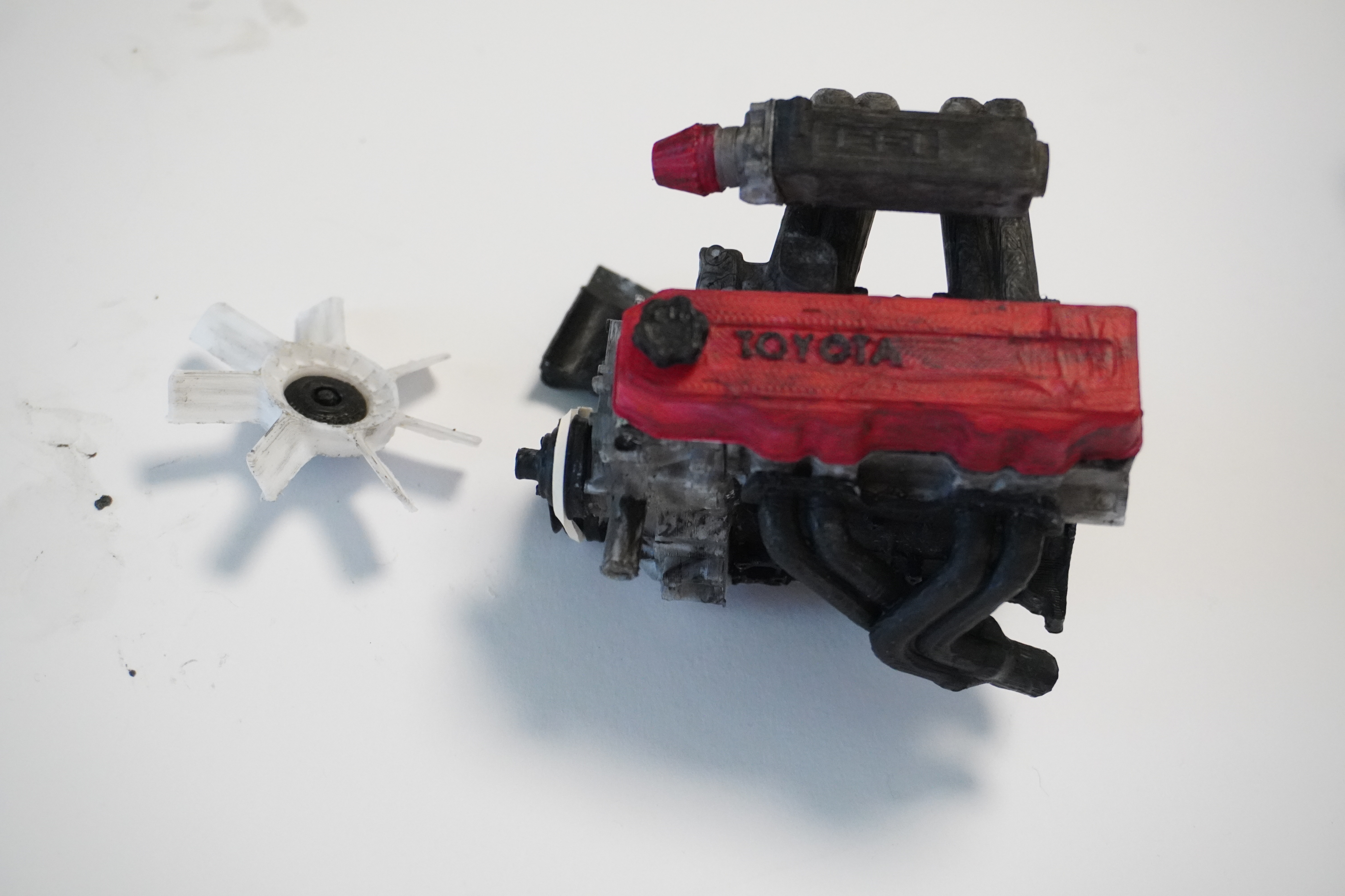 MINI Toyota 4 Cylinder Engine 22RE, Complete Working Model Mini Edition — miniatura 18
