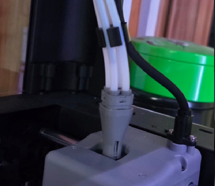 FLASHFORGE AD5X Sujetador tubos de teflon y cable de energía