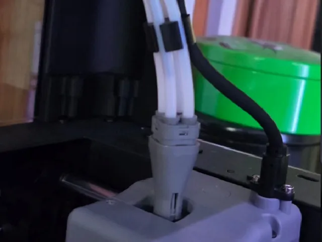 FLASHFORGE AD5X Sujetador tubos de teflon y cable de energía