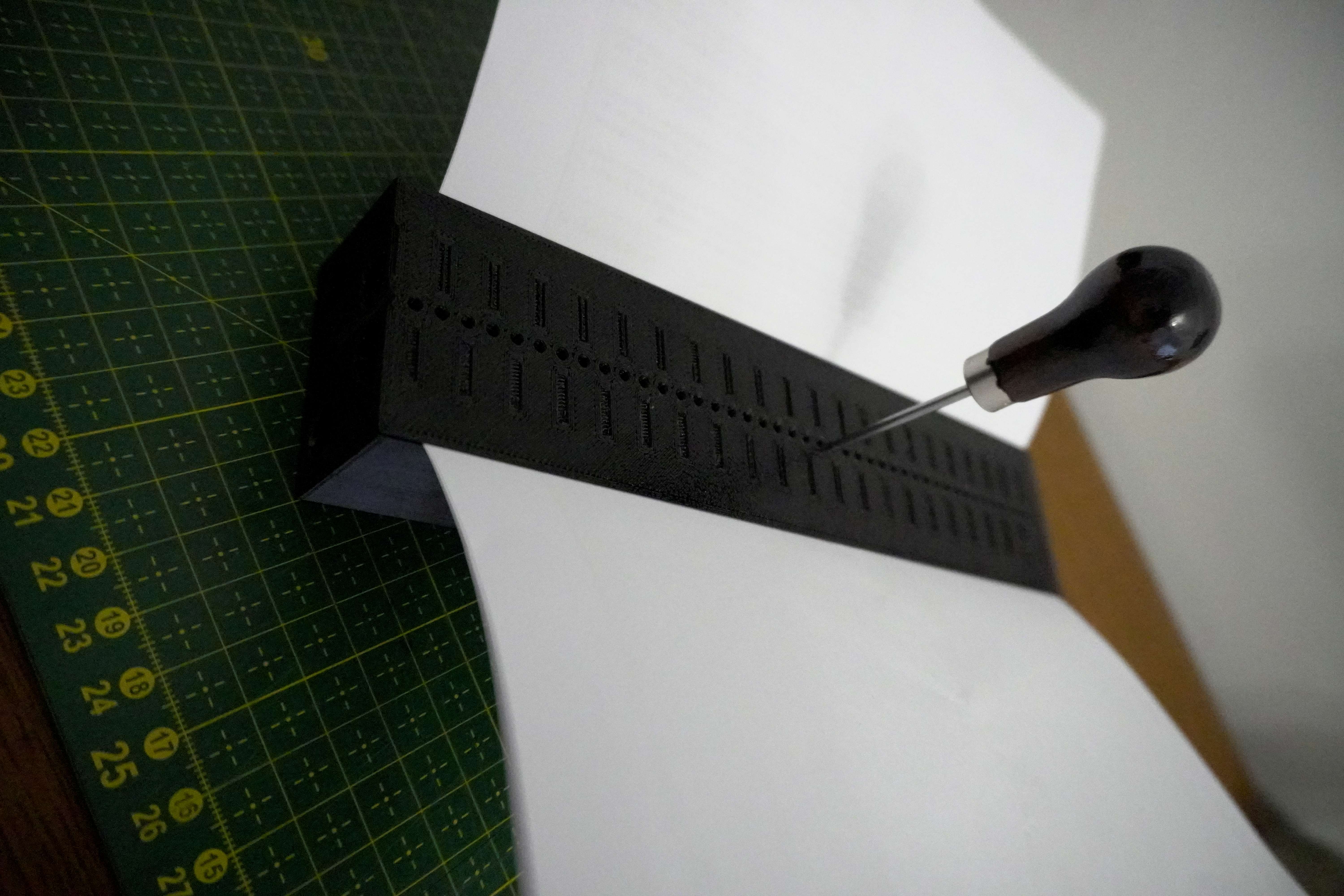 punching cradle for bookbinding - cuna de punzonado para encuadernación