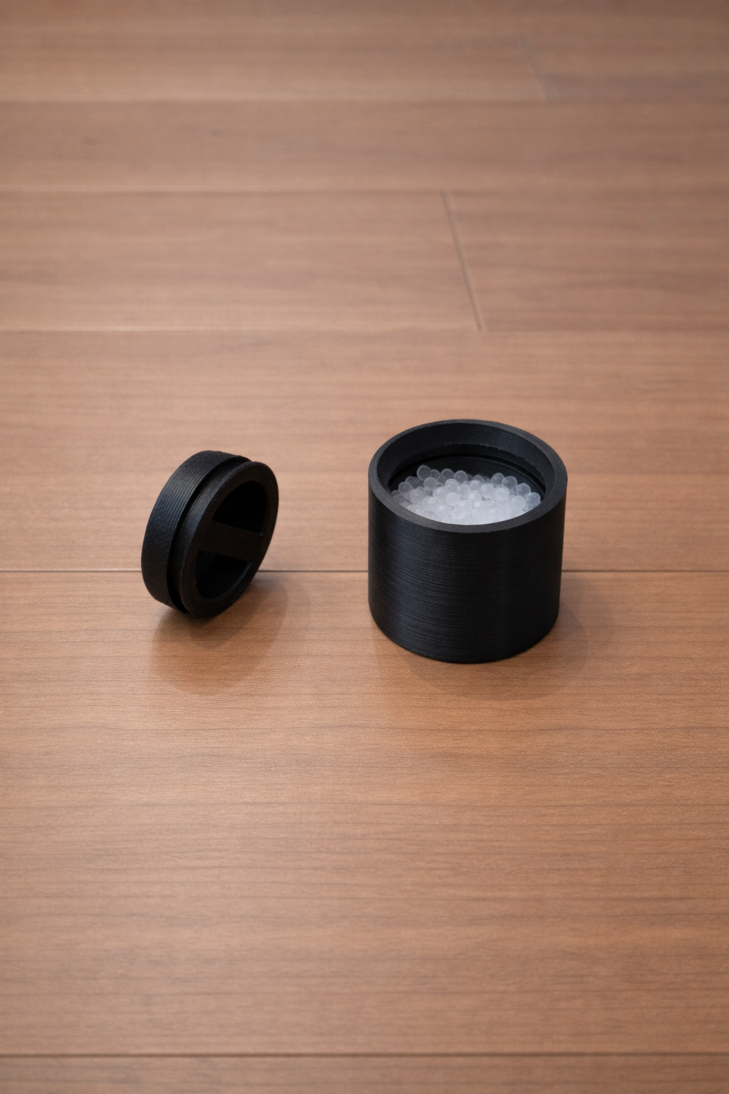 Screwable silicagell box