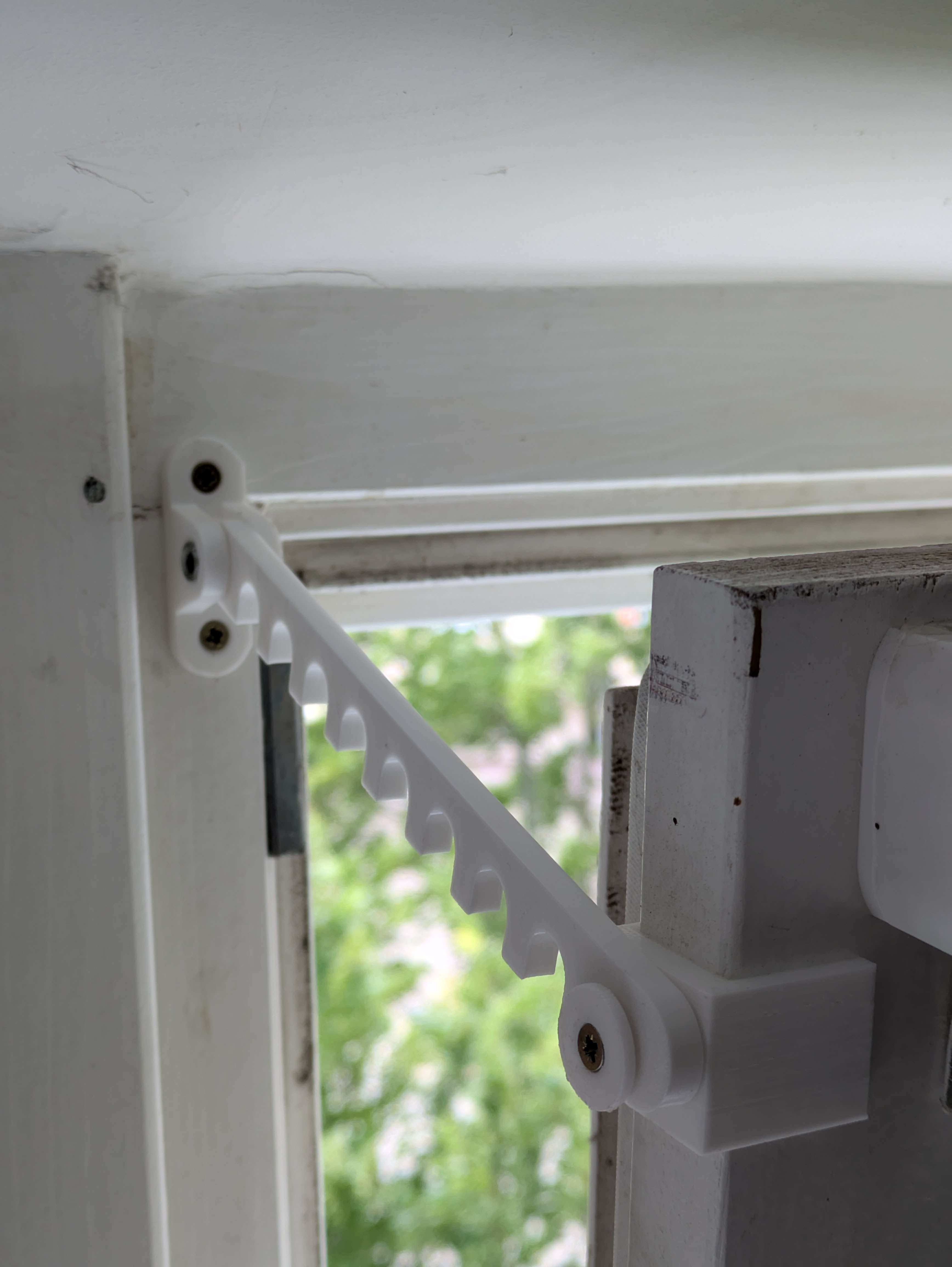 window clamp (фиксатор на окно)