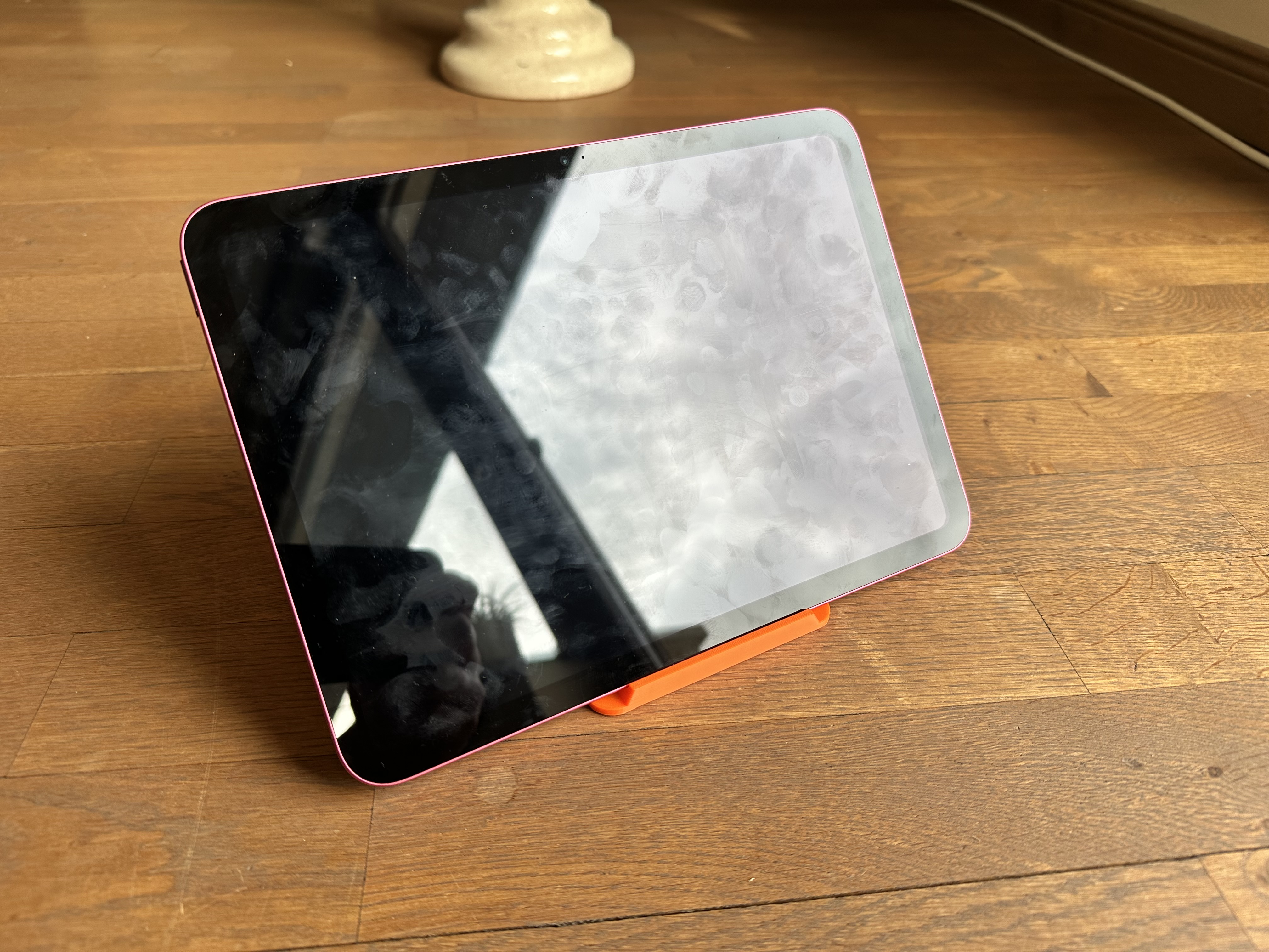 minimalistic tablet or phone stand with multiple angles — miniatura 4