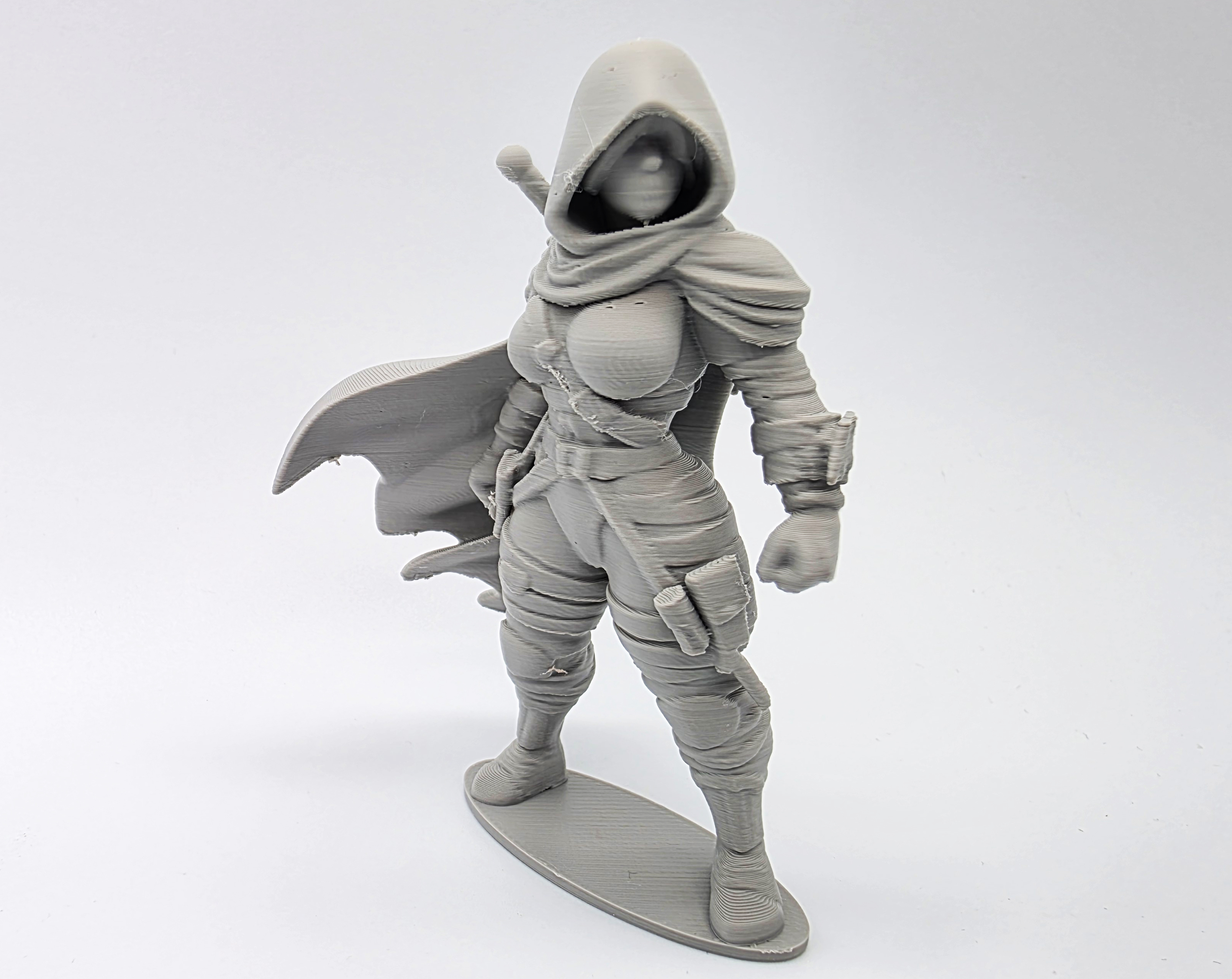 Female Hooded Assassin Figurine — miniatura 4