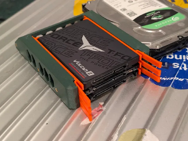 2.5" SSD to 3.5" HDD Triple Drive Caddy Adapter, Tooless