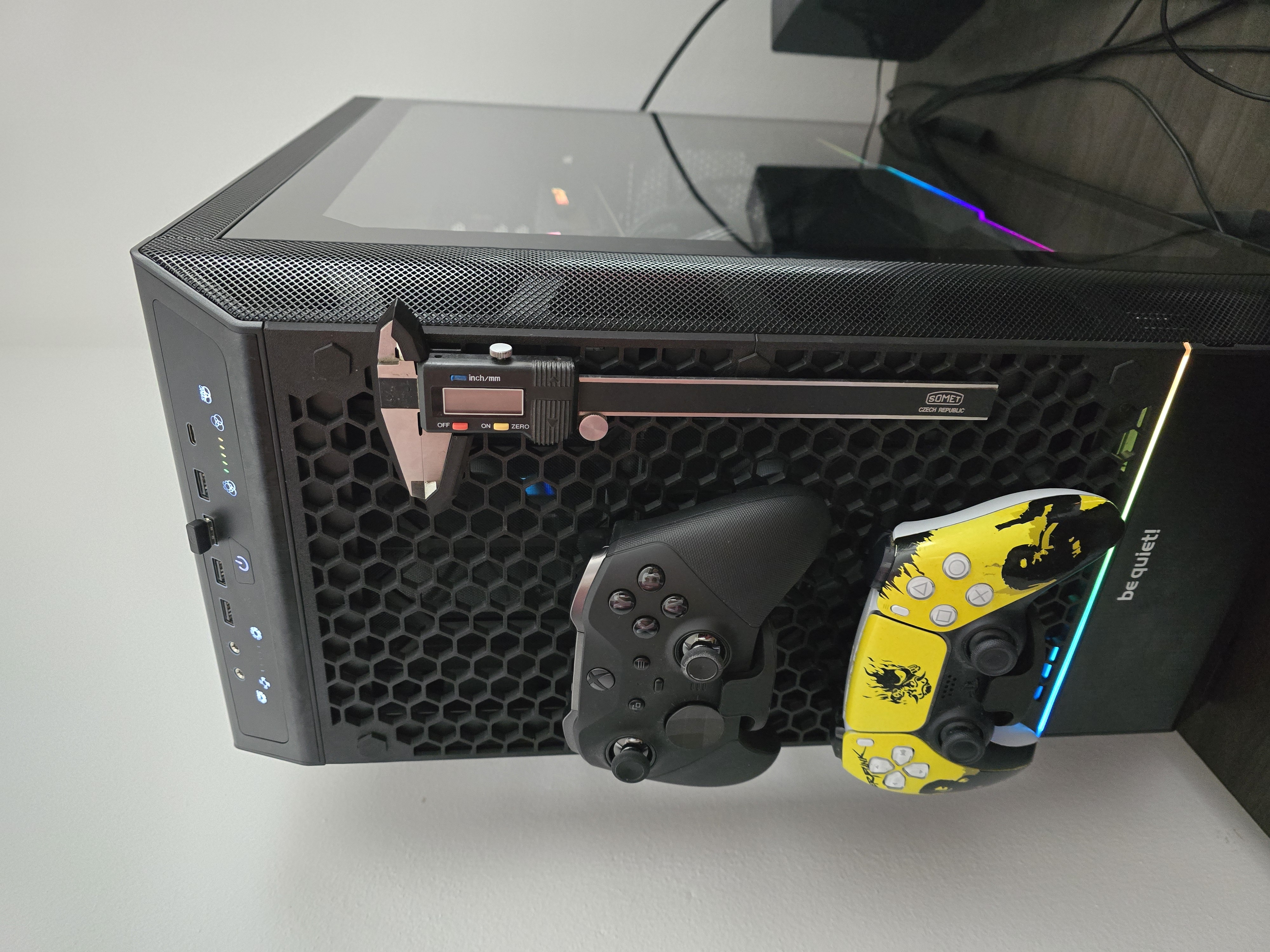 Dark Base 901 Pro honeycomb storage front panel