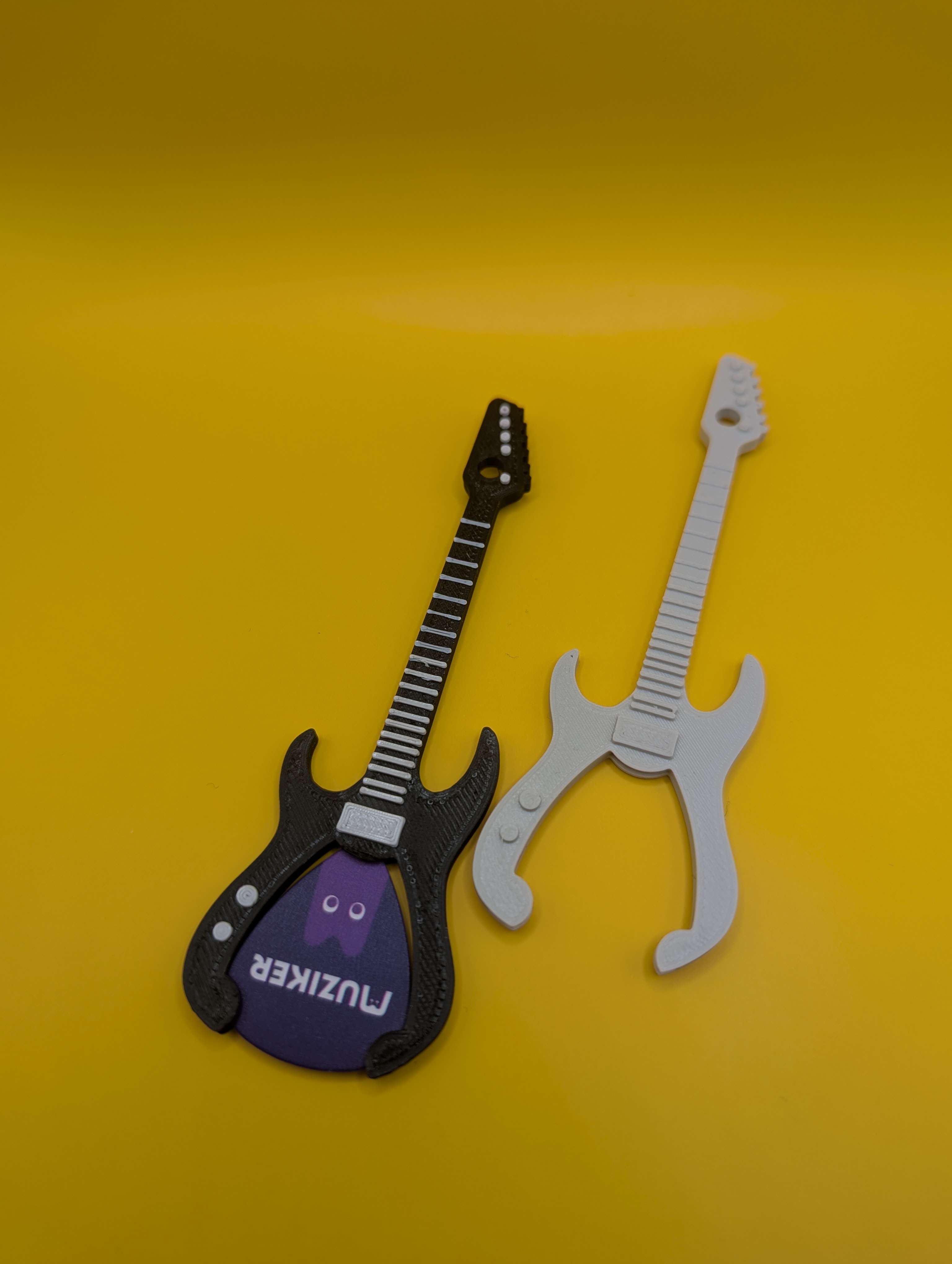 Guitar pick guitar-keychain