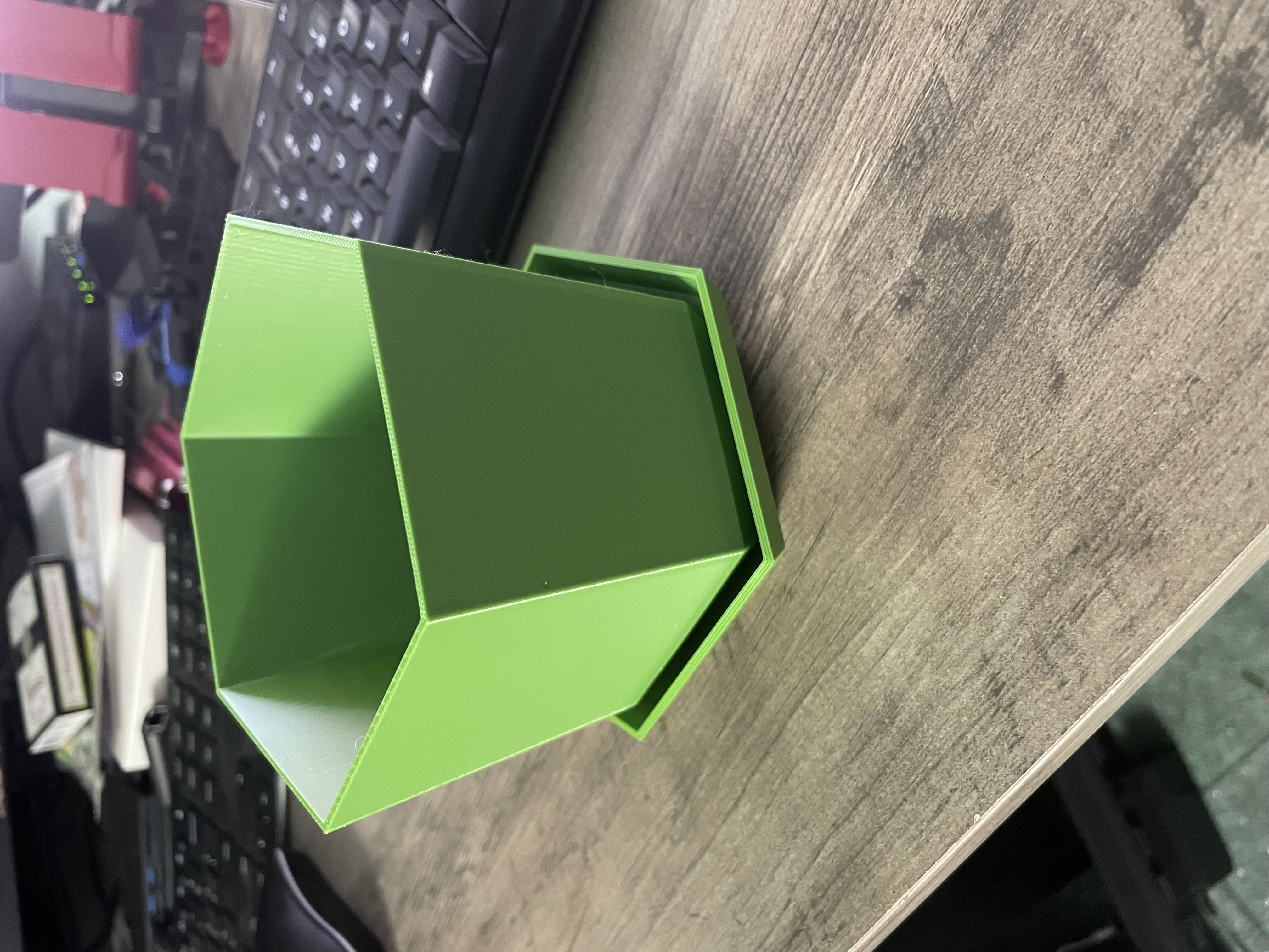 Miniatura 3 do modelo 3D Hexagonal Flower Pot and Base