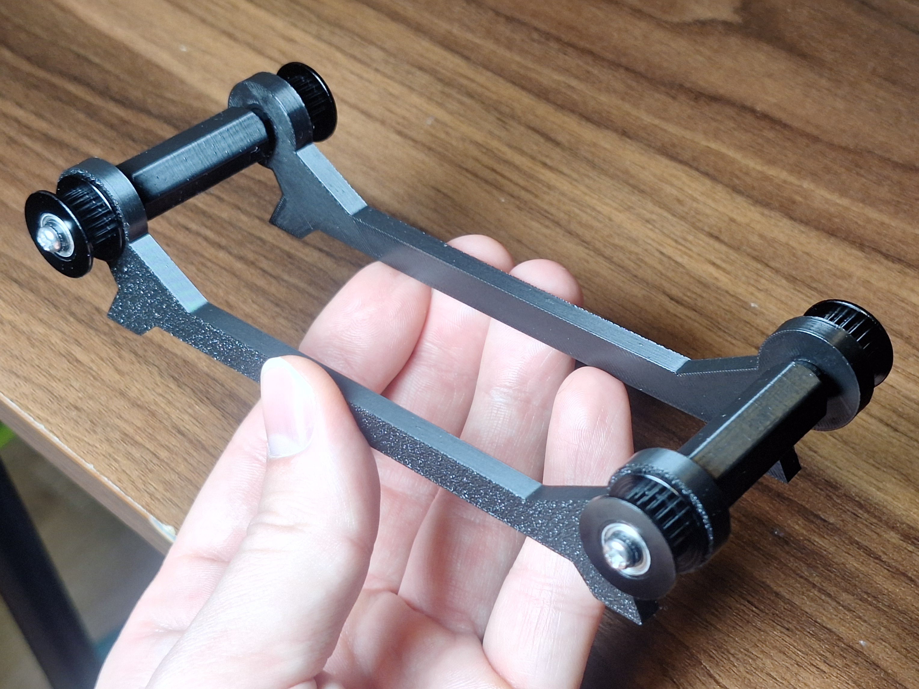 Miniatura 3 do modelo 3D Adjustable minimalist spool roller.