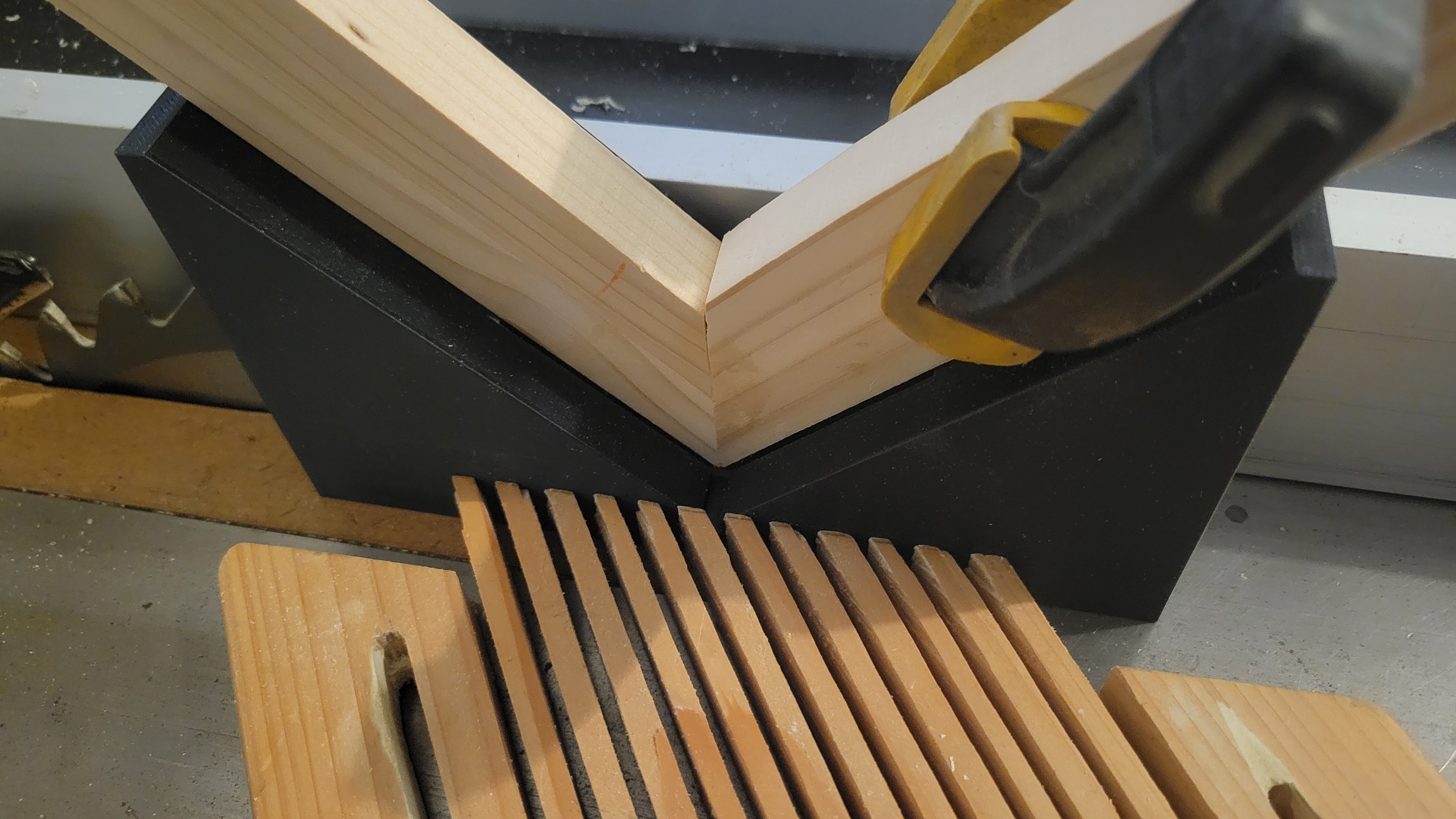 Spline jig for picture frame, strengthen those corners!