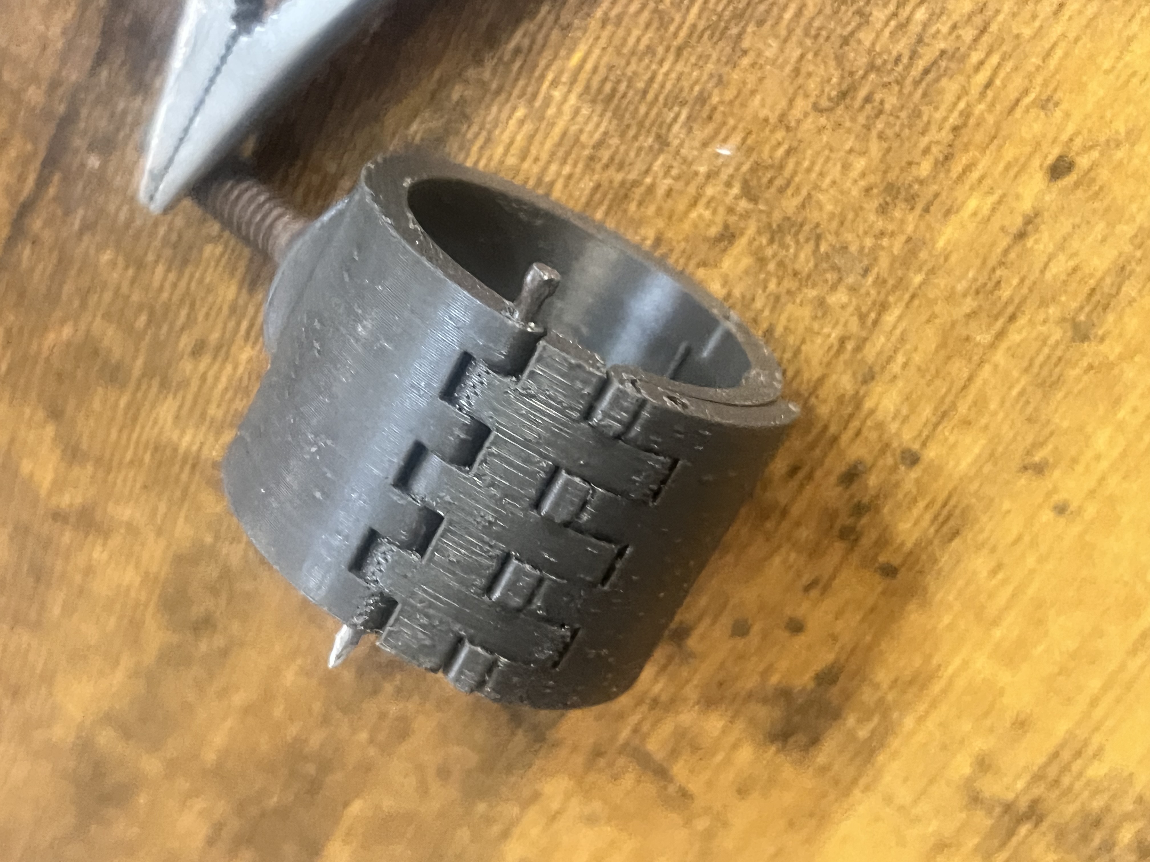 Miniatura 4 do modelo 3D adjustable pipe clamp / mount (parametric)
