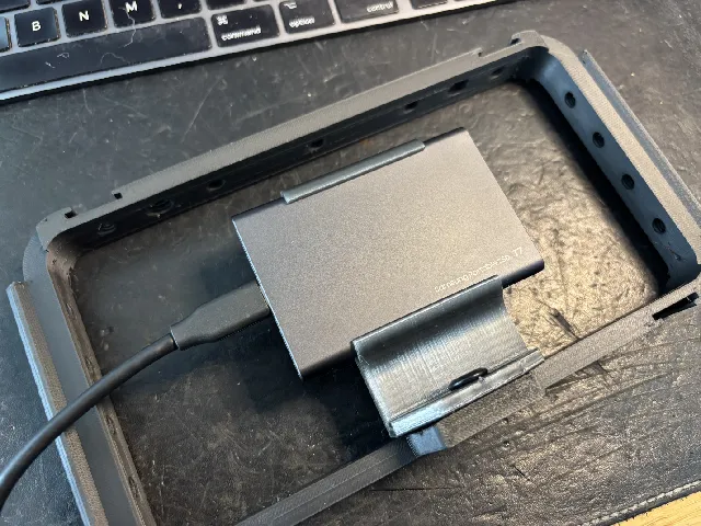 T7 SSD mont for iPhone Cage with MagSafe compatibility