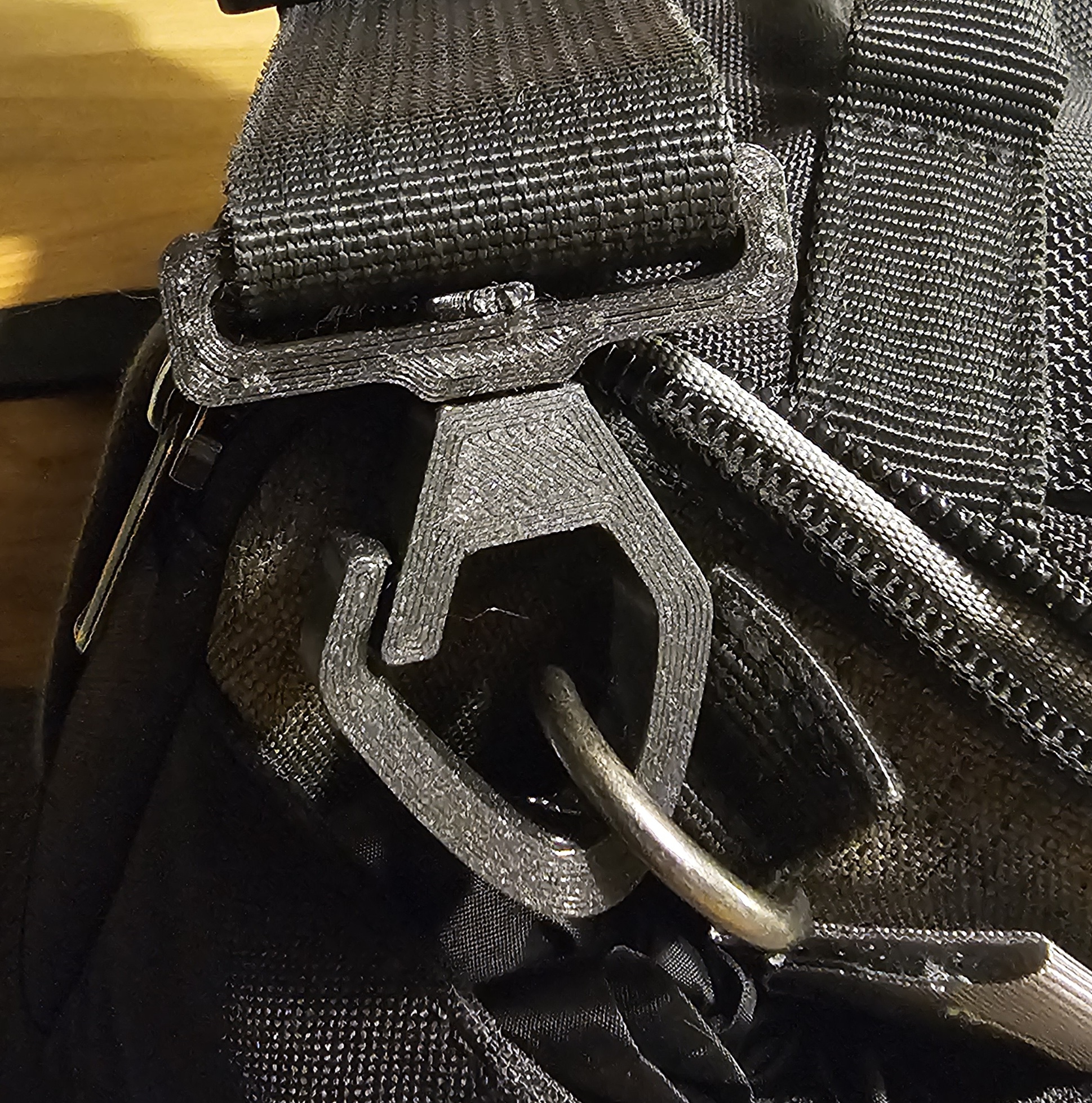 Sturdy swivel carabiner (print in place)