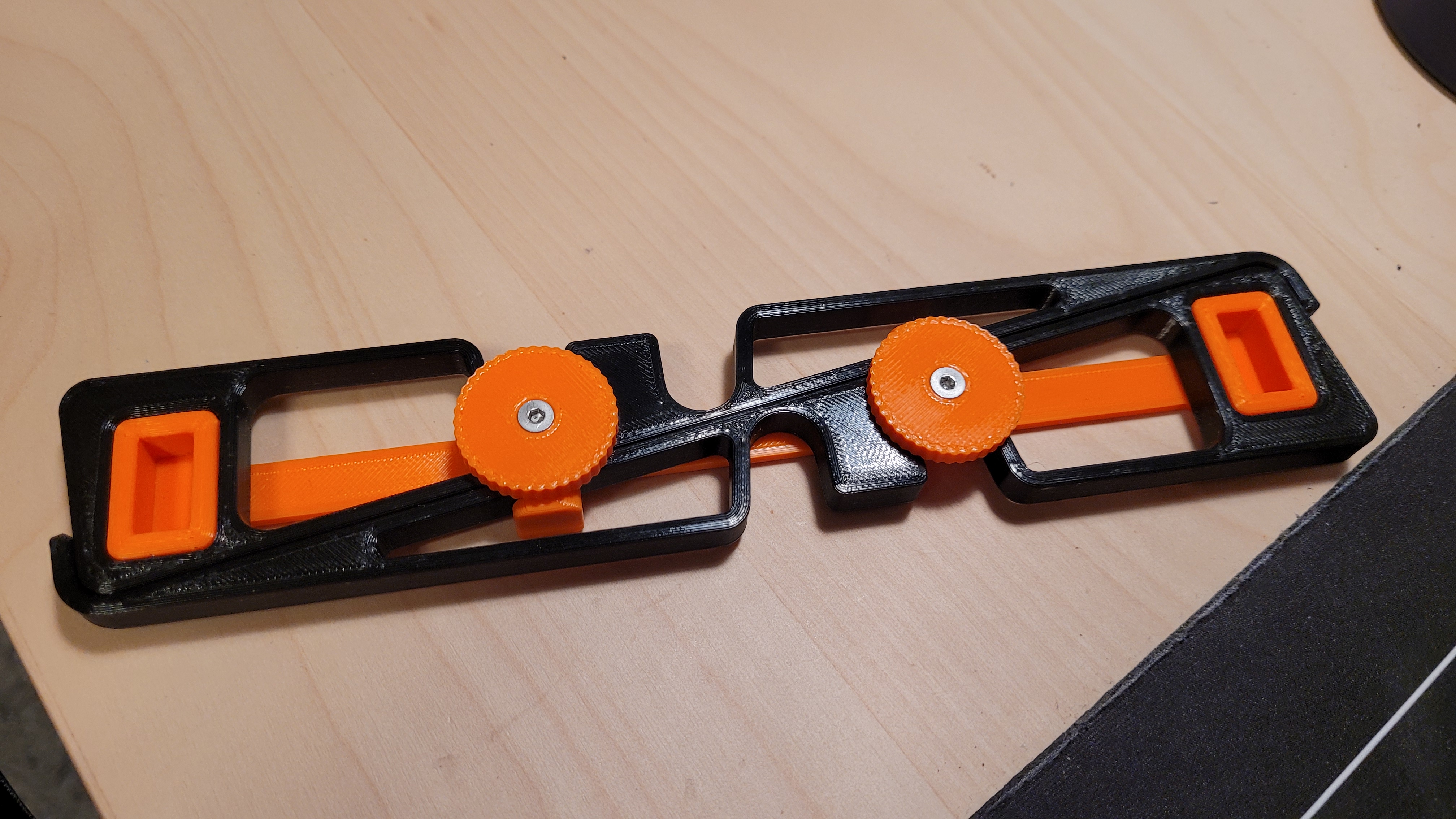 Portable laptop stand - screw locking mechanism