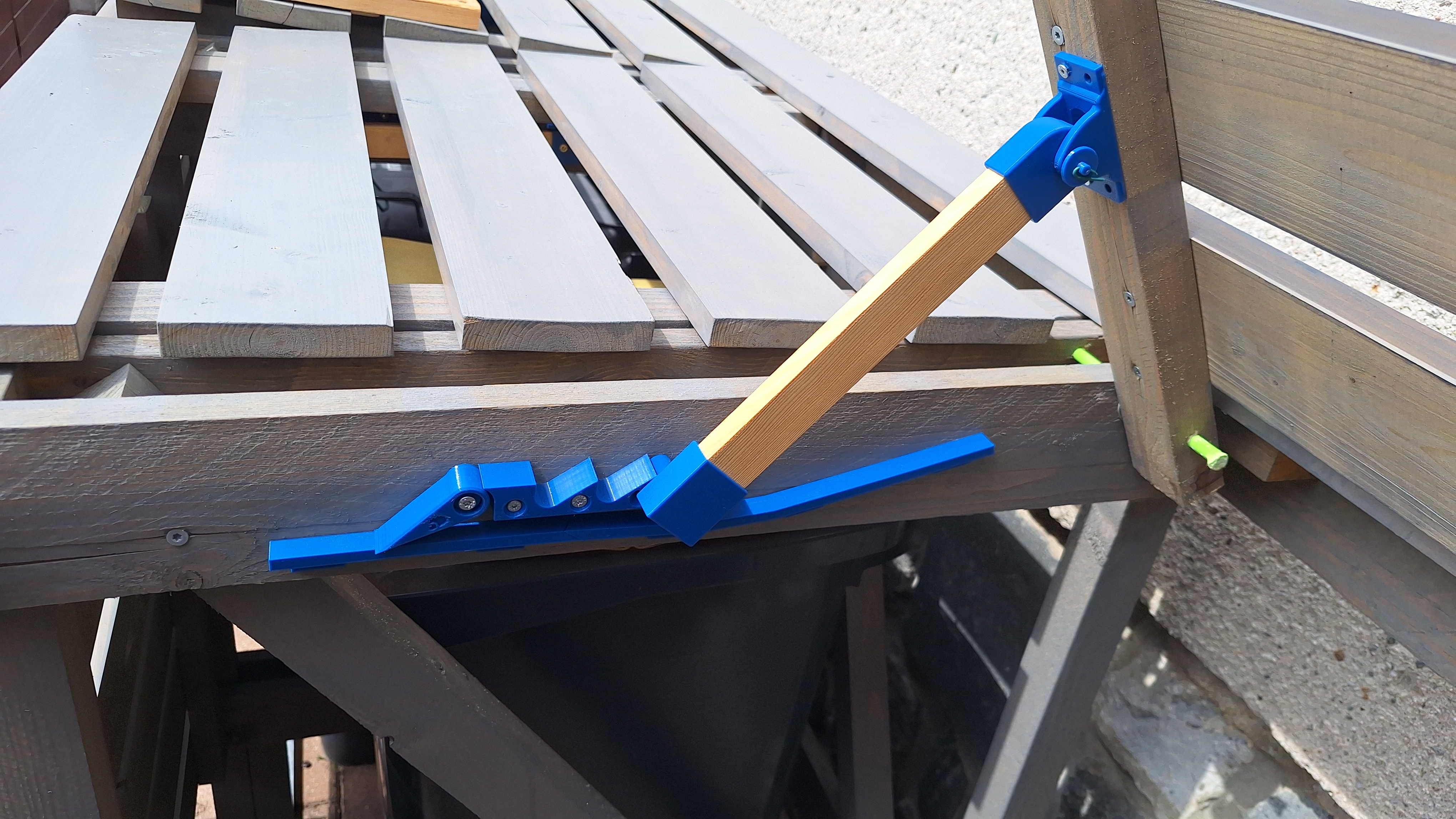 Lid support (strut) with positioning