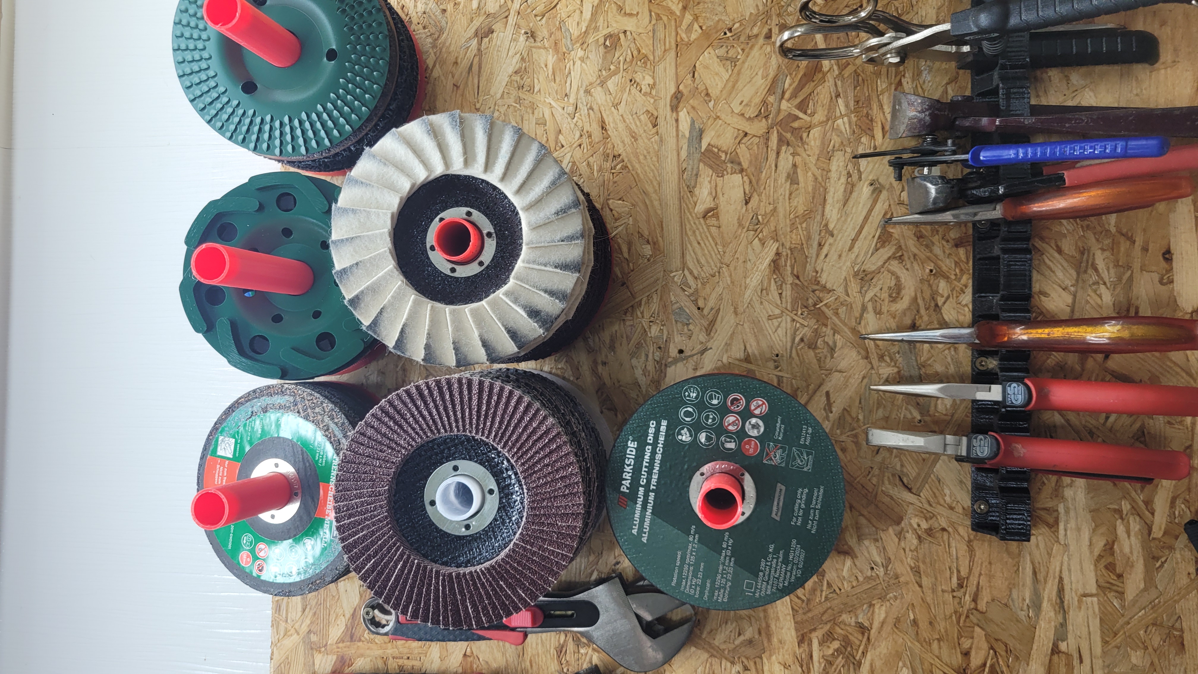 Grinding disc wall mount