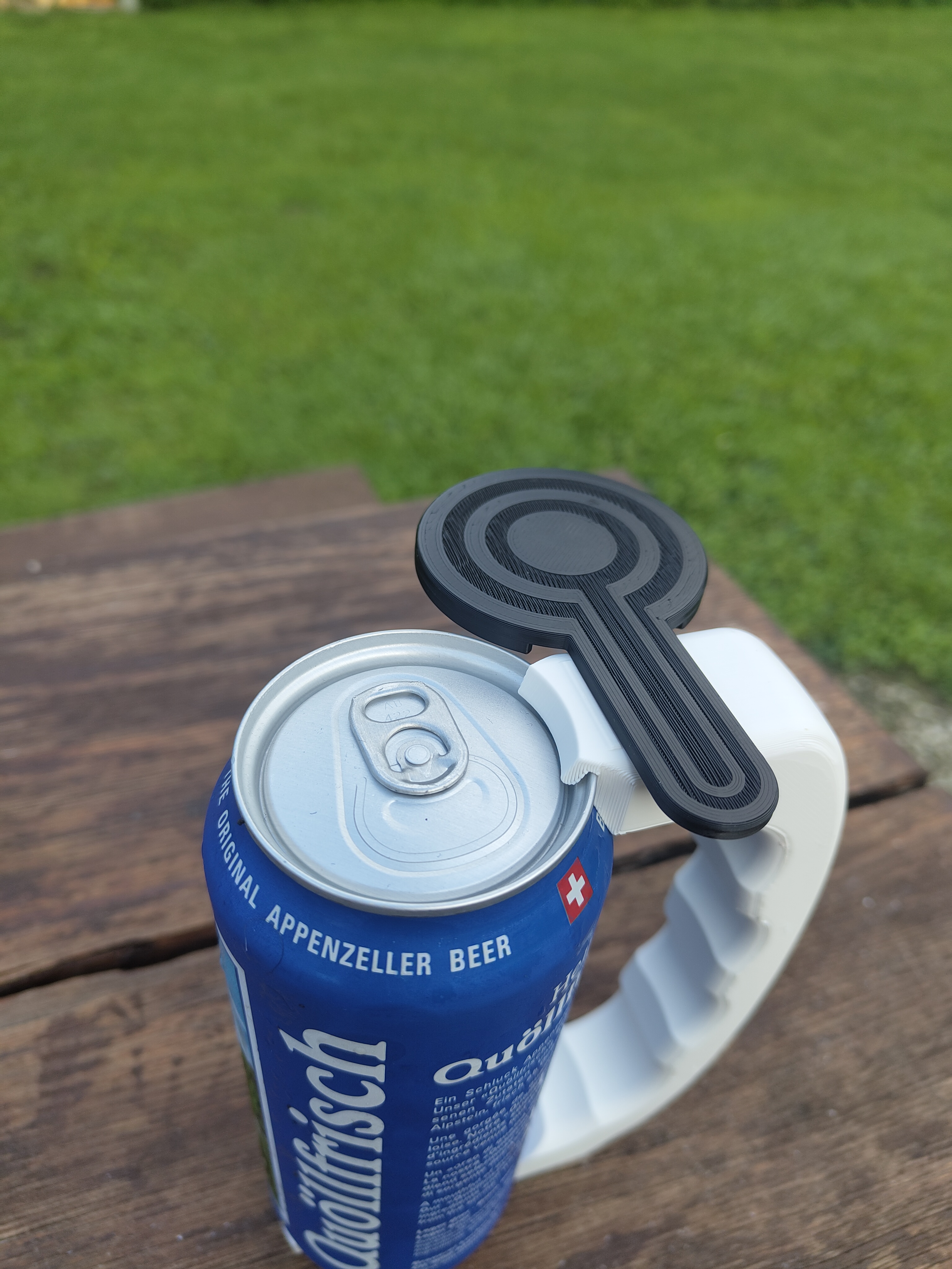 Can holder for 500 ml cans with rotating protection lid – easy print