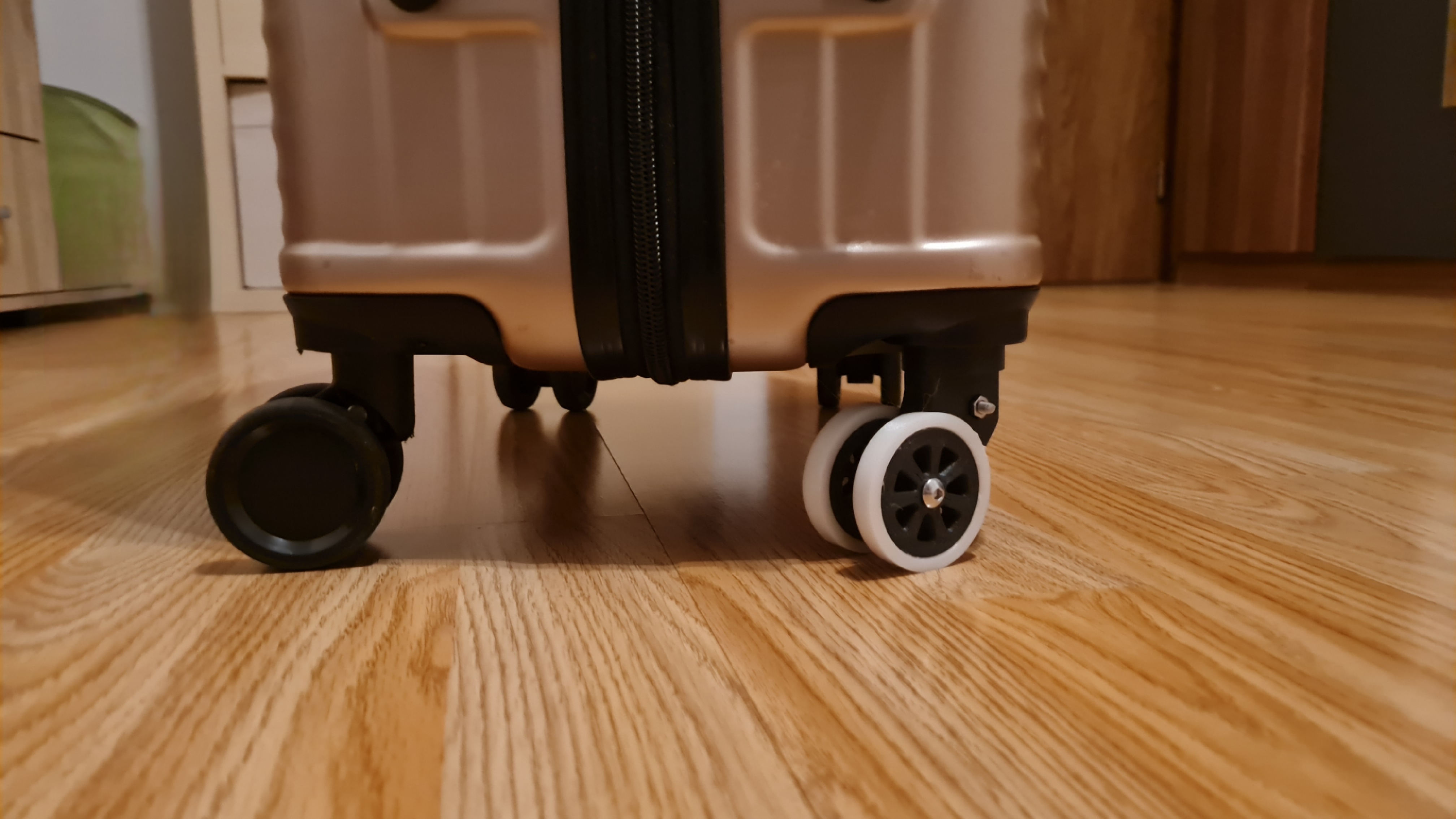 Broken full wheel for lugage - kufr náhradní noha