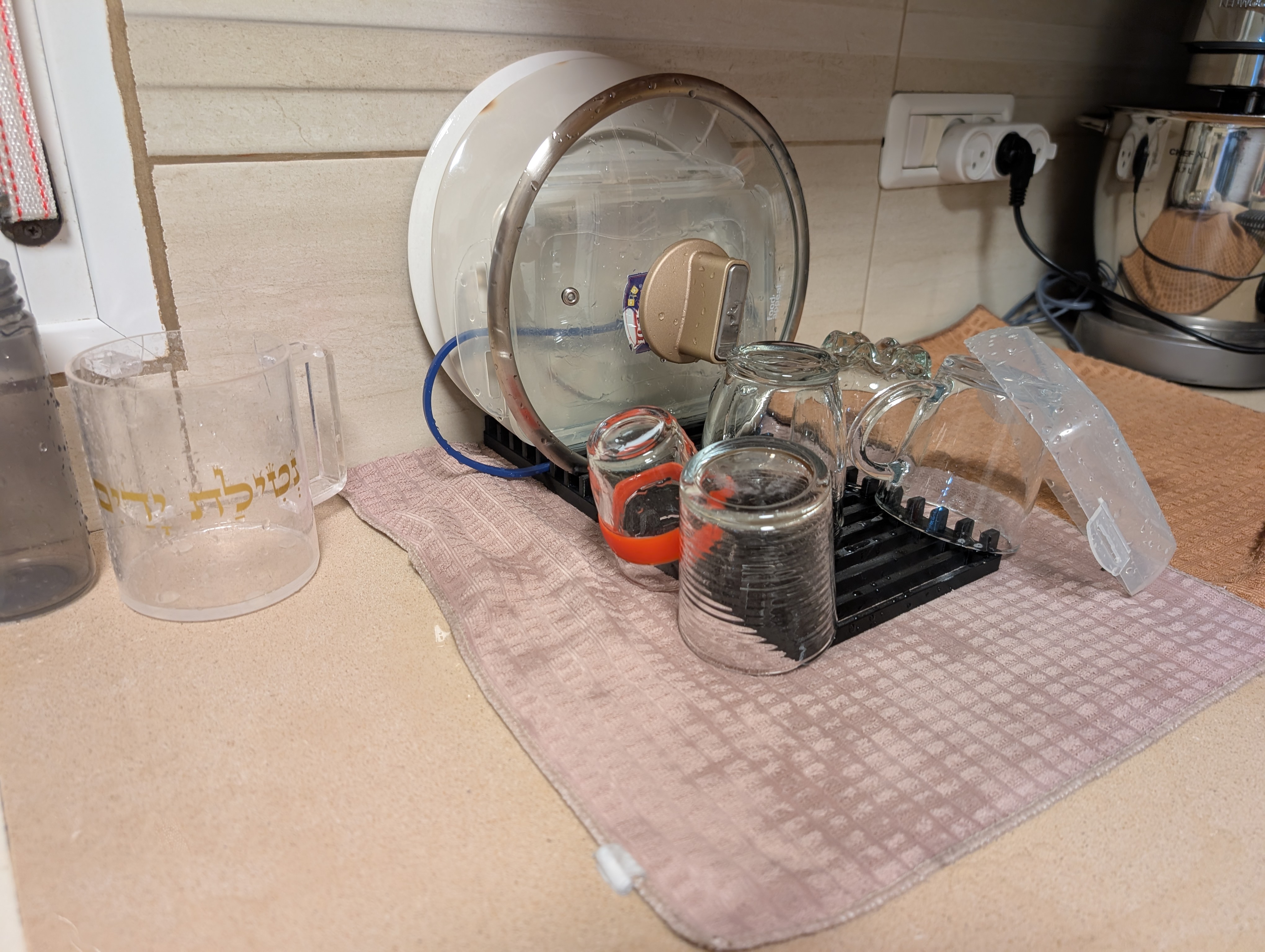 Dish drying rack - place on a towel and place plates and glasses on it - מתקן לייבוש כלים - להניח על מגבת ולהניח עליו צלחות וכוסות
