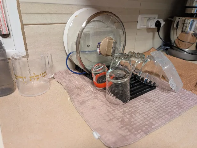 Dish drying rack - place on a towel and place plates and glasses on it - מתקן לייבוש כלים - להניח על מגבת ולהניח עליו צלחות וכוסות