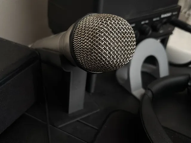 Desk mic holder
